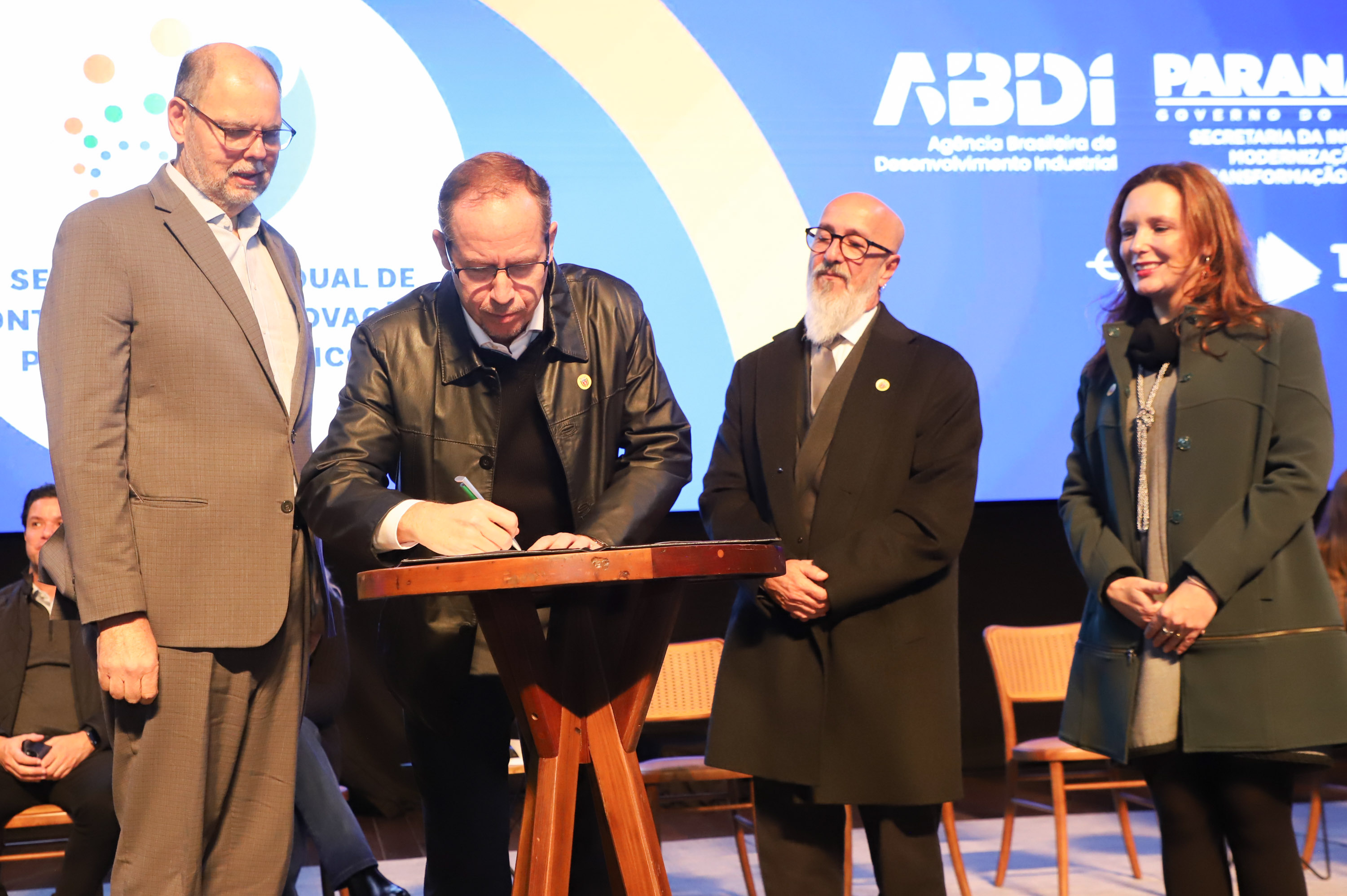 O Governo do Estado, por meio da Secretaria da Inovação, Modernização e Transformação Digital (SEI), apresentou nesta terça-feira (13) novidades voltadas à inovação: a criação de um novo hub para Govtechs e um acordo de colaboração com a Agência Brasileira de Desenvolvimento Industrial (ABDI), do governo federal, que dará apoio técnico especializado para futuras contratações do Estado em Pesquisa e Desenvolvimento (P&D).