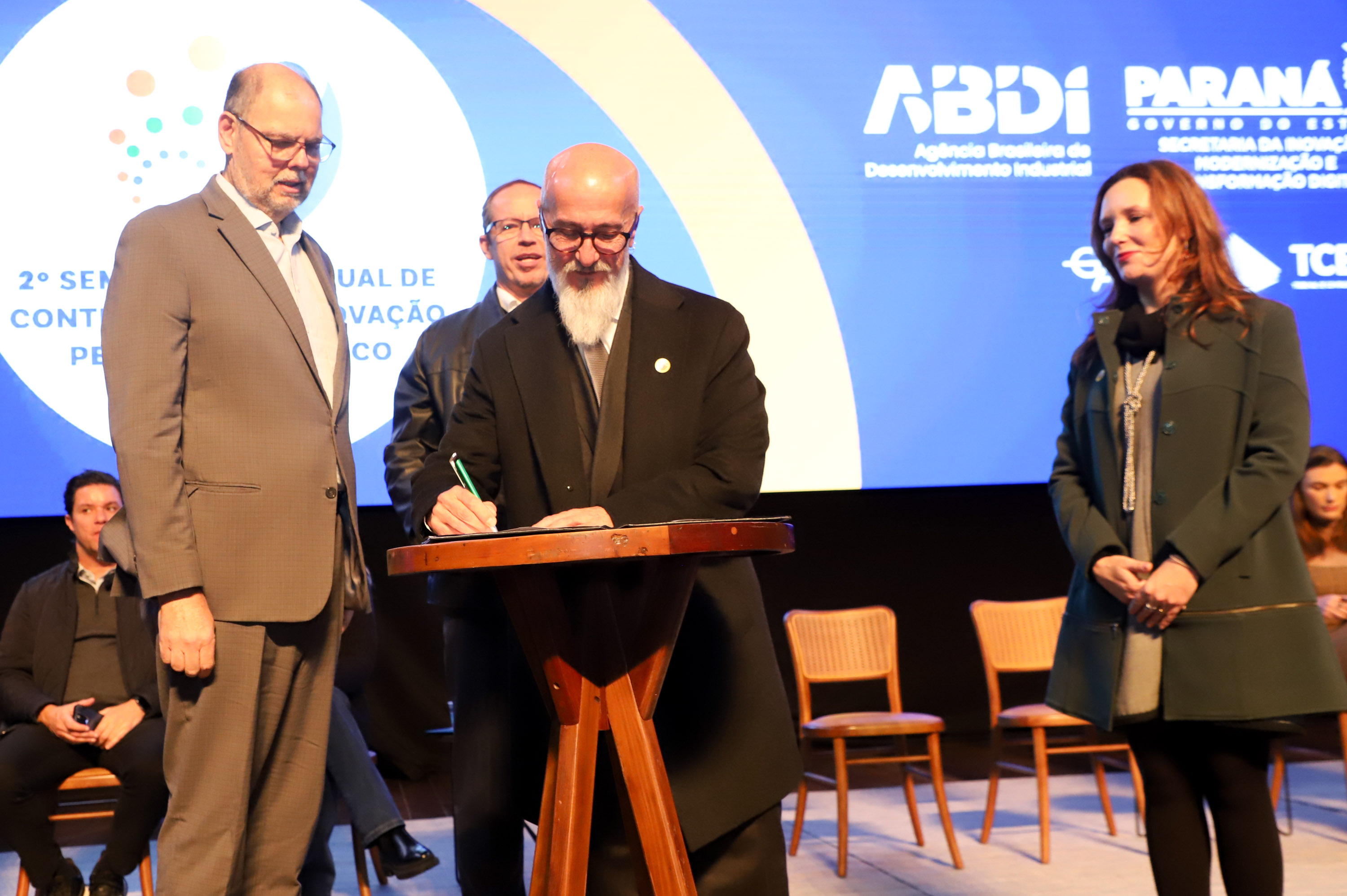 O Governo do Estado, por meio da Secretaria da Inovação, Modernização e Transformação Digital (SEI), apresentou nesta terça-feira (13) novidades voltadas à inovação: a criação de um novo hub para Govtechs e um acordo de colaboração com a Agência Brasileira de Desenvolvimento Industrial (ABDI), do governo federal, que dará apoio técnico especializado para futuras contratações do Estado em Pesquisa e Desenvolvimento (P&D).