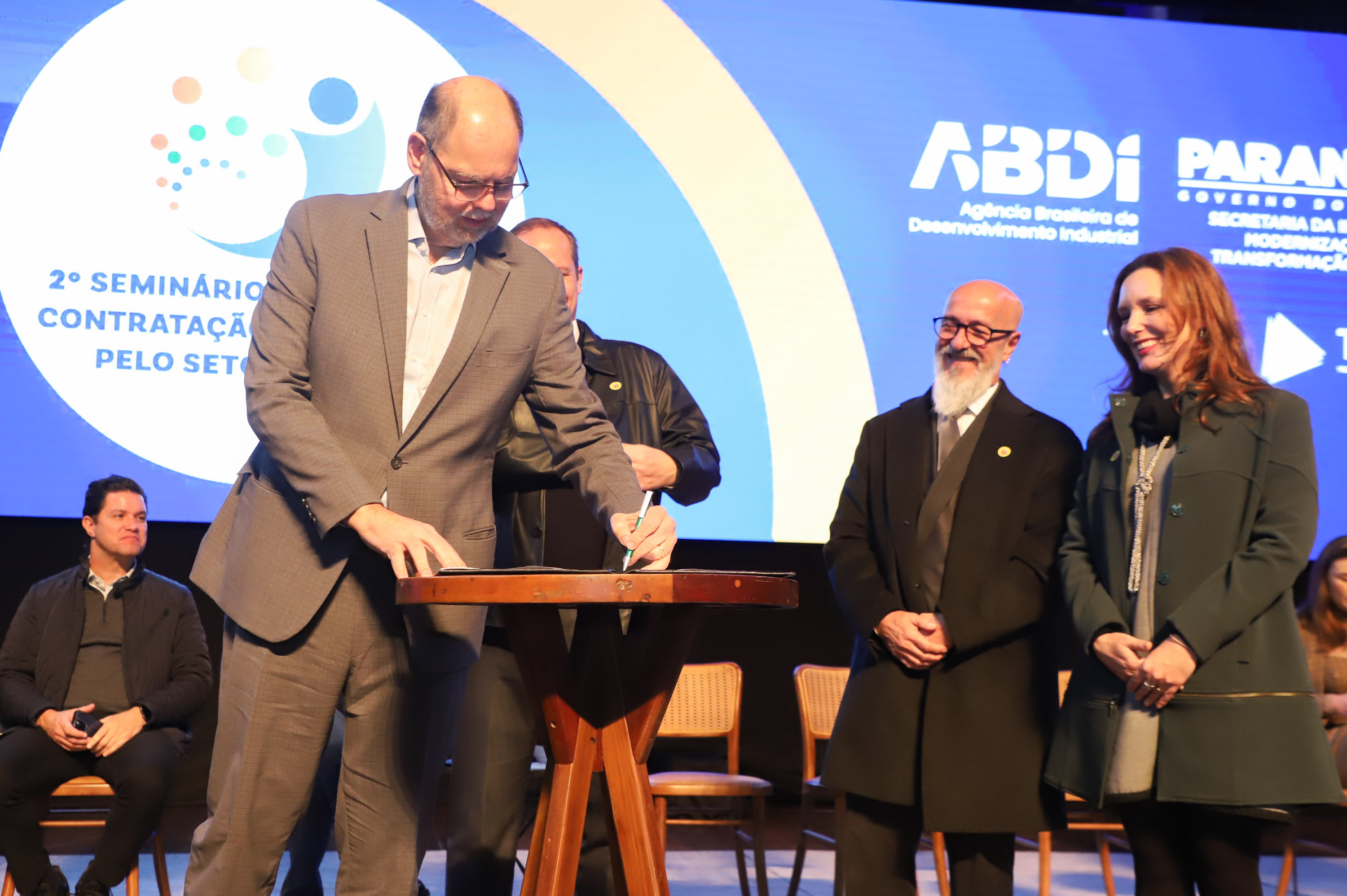 O Governo do Estado, por meio da Secretaria da Inovação, Modernização e Transformação Digital (SEI), apresentou nesta terça-feira (13) novidades voltadas à inovação: a criação de um novo hub para Govtechs e um acordo de colaboração com a Agência Brasileira de Desenvolvimento Industrial (ABDI), do governo federal, que dará apoio técnico especializado para futuras contratações do Estado em Pesquisa e Desenvolvimento (P&D).