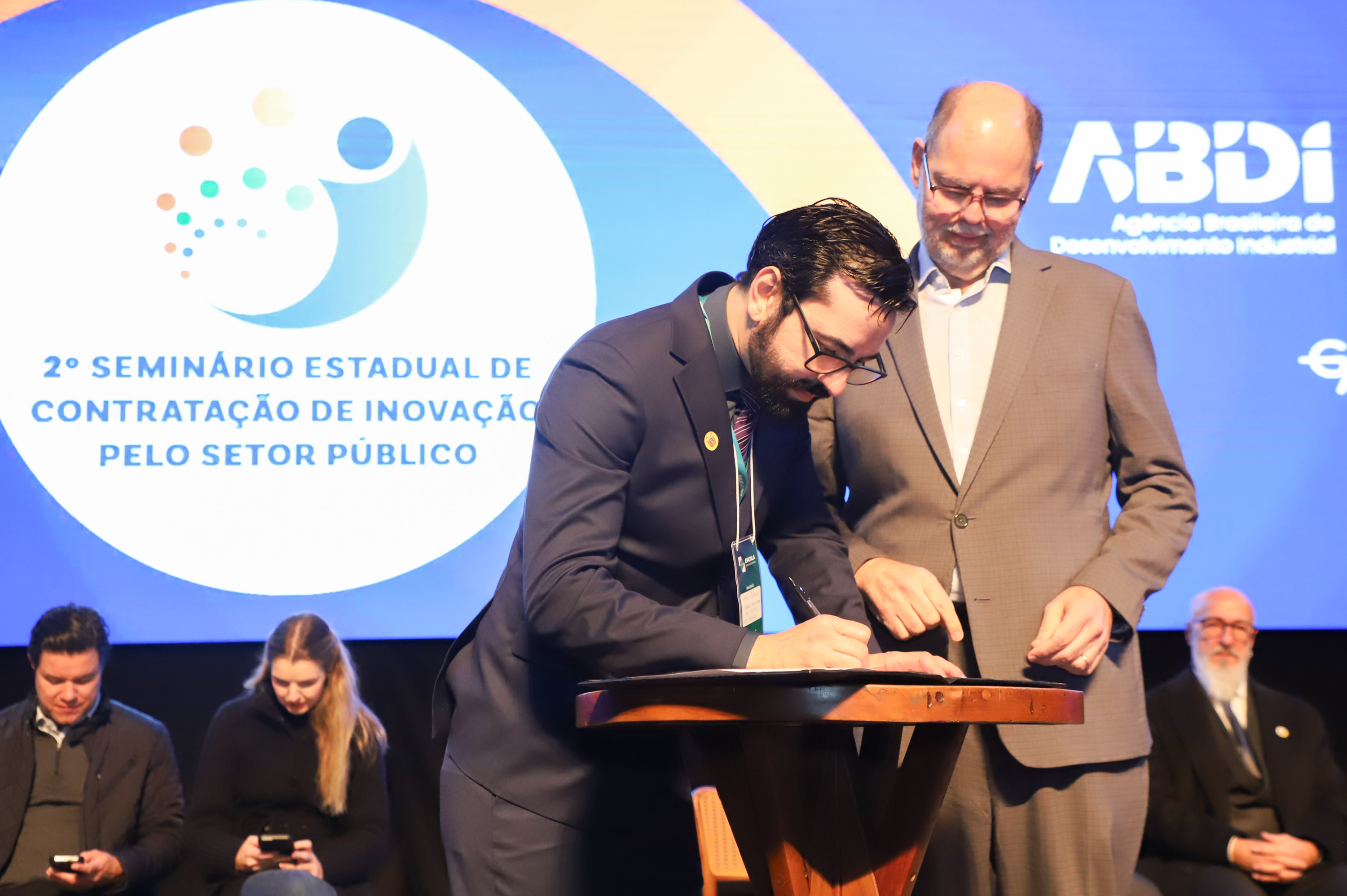 O Governo do Estado, por meio da Secretaria da Inovação, Modernização e Transformação Digital (SEI), apresentou nesta terça-feira (13) novidades voltadas à inovação: a criação de um novo hub para Govtechs e um acordo de colaboração com a Agência Brasileira de Desenvolvimento Industrial (ABDI), do governo federal, que dará apoio técnico especializado para futuras contratações do Estado em Pesquisa e Desenvolvimento (P&D).