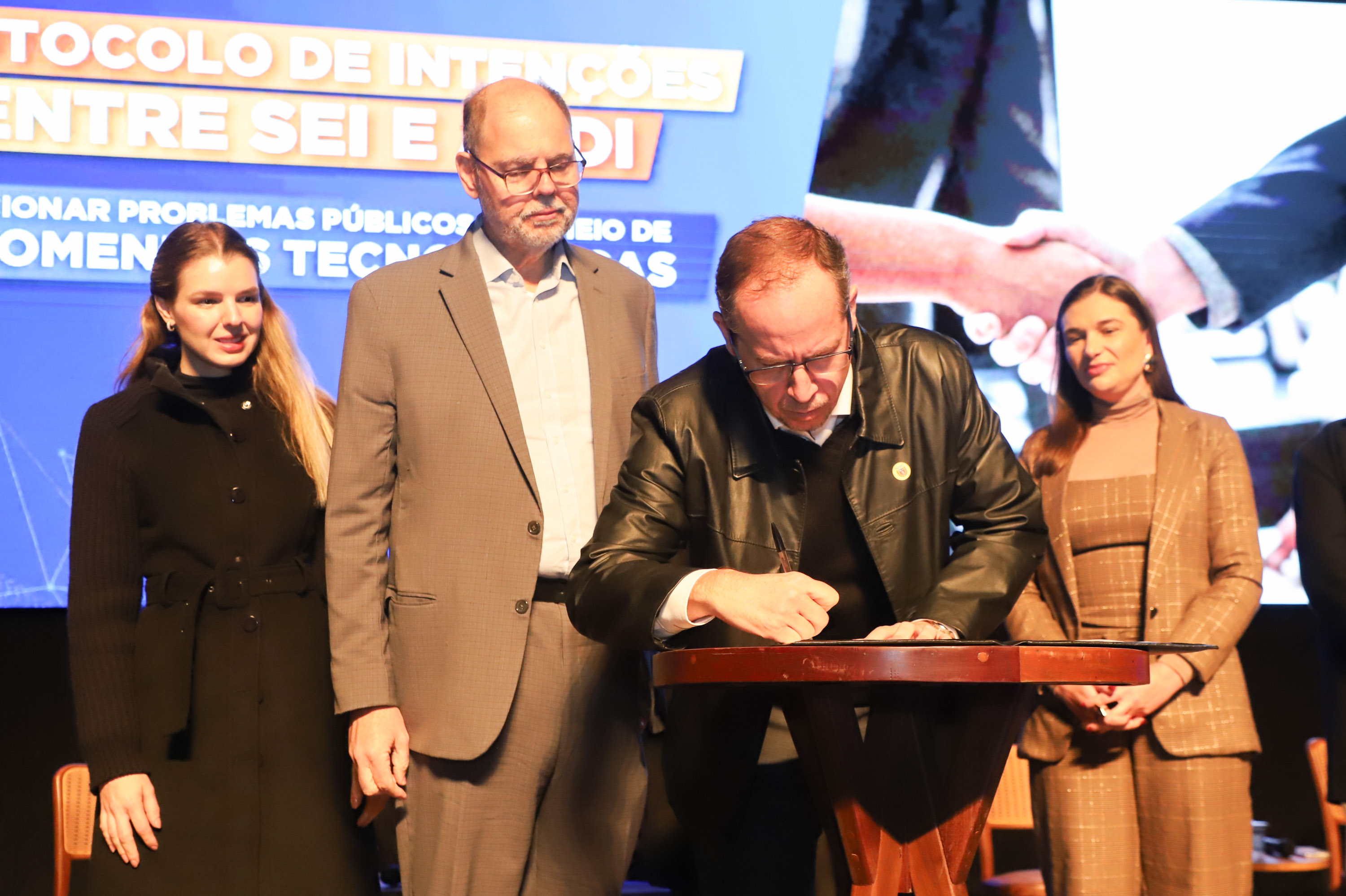 O Governo do Estado, por meio da Secretaria da Inovação, Modernização e Transformação Digital (SEI), apresentou nesta terça-feira (13) novidades voltadas à inovação: a criação de um novo hub para Govtechs e um acordo de colaboração com a Agência Brasileira de Desenvolvimento Industrial (ABDI), do governo federal, que dará apoio técnico especializado para futuras contratações do Estado em Pesquisa e Desenvolvimento (P&D).