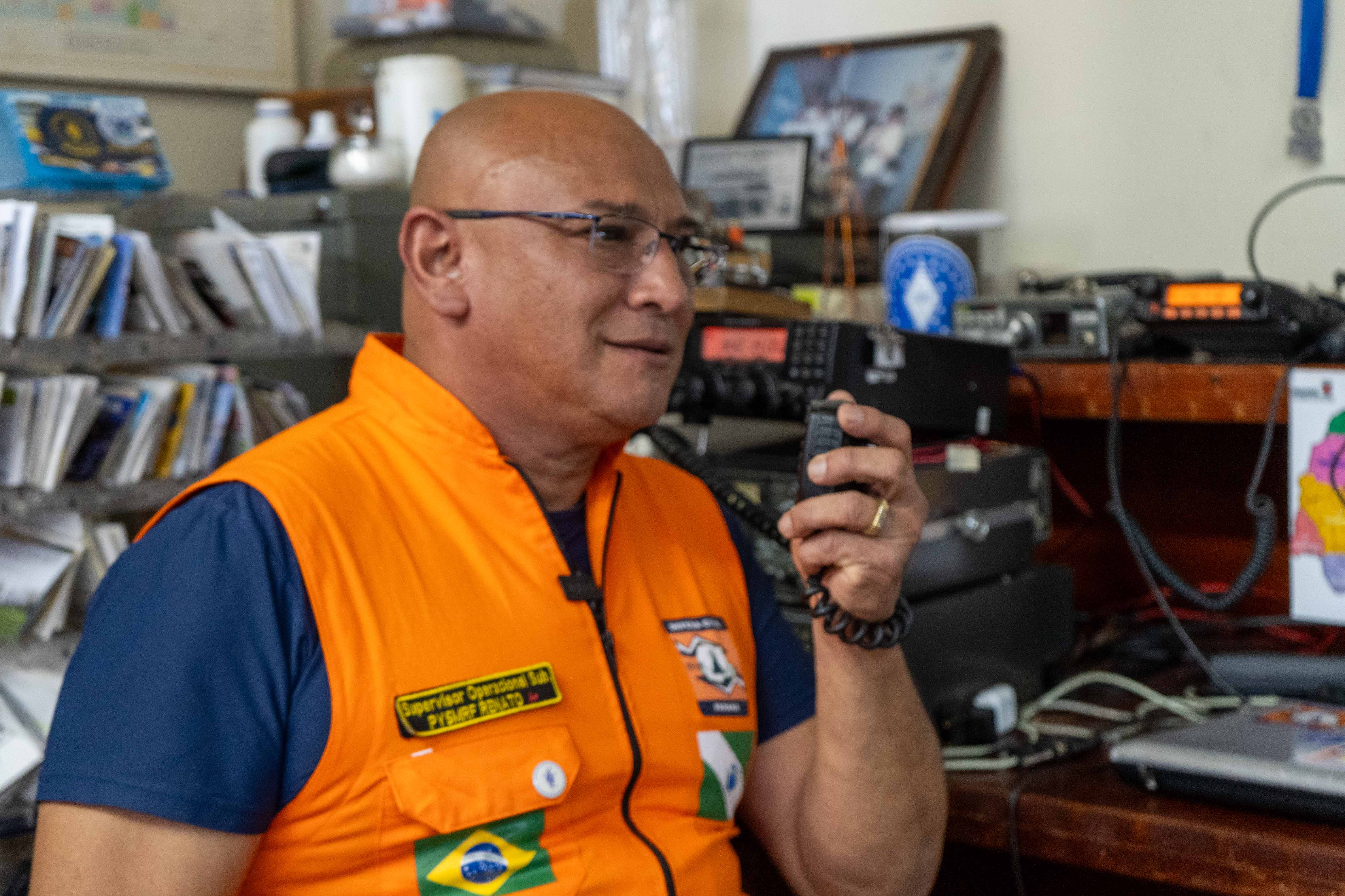 O presidente da Liga de Amadores Brasileiros de Rádio Emissão (LABRE), Renato Figuerôa, éum destes voluntários.