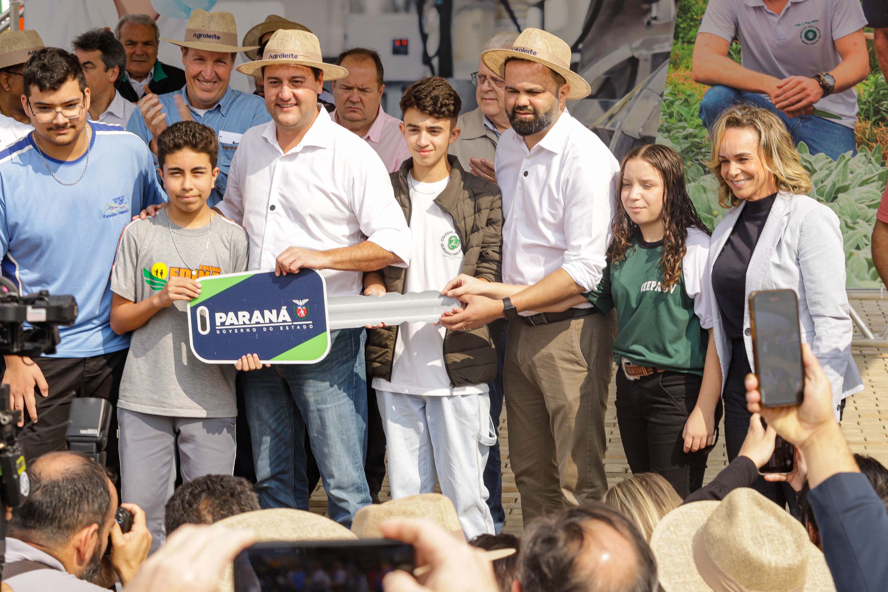 Governador assina acordo com Castrolanda para criação de Parque Tecnológico do Agroleite