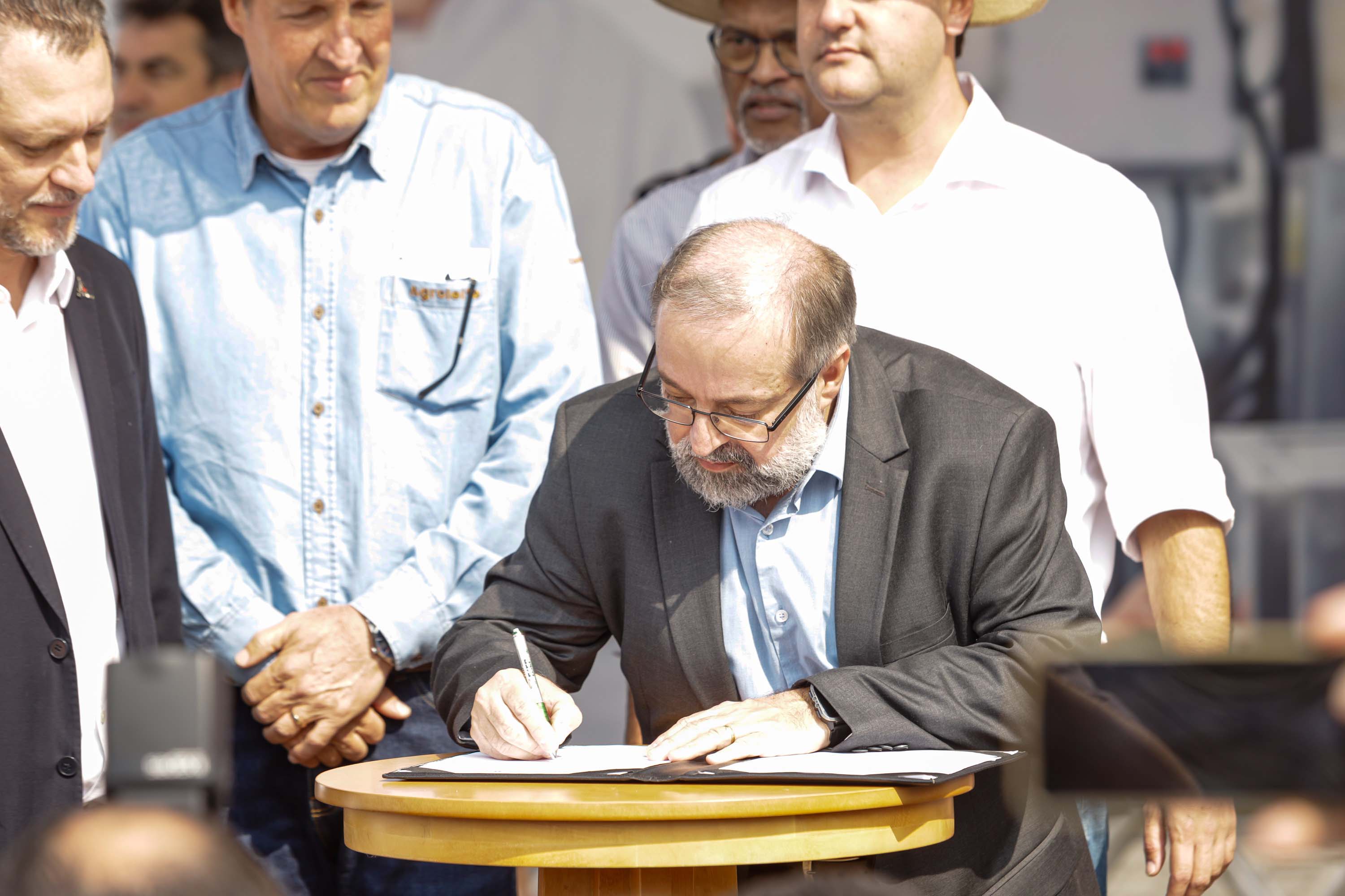 Governador assina acordo com Castrolanda para criação de Parque Tecnológico do Agroleite