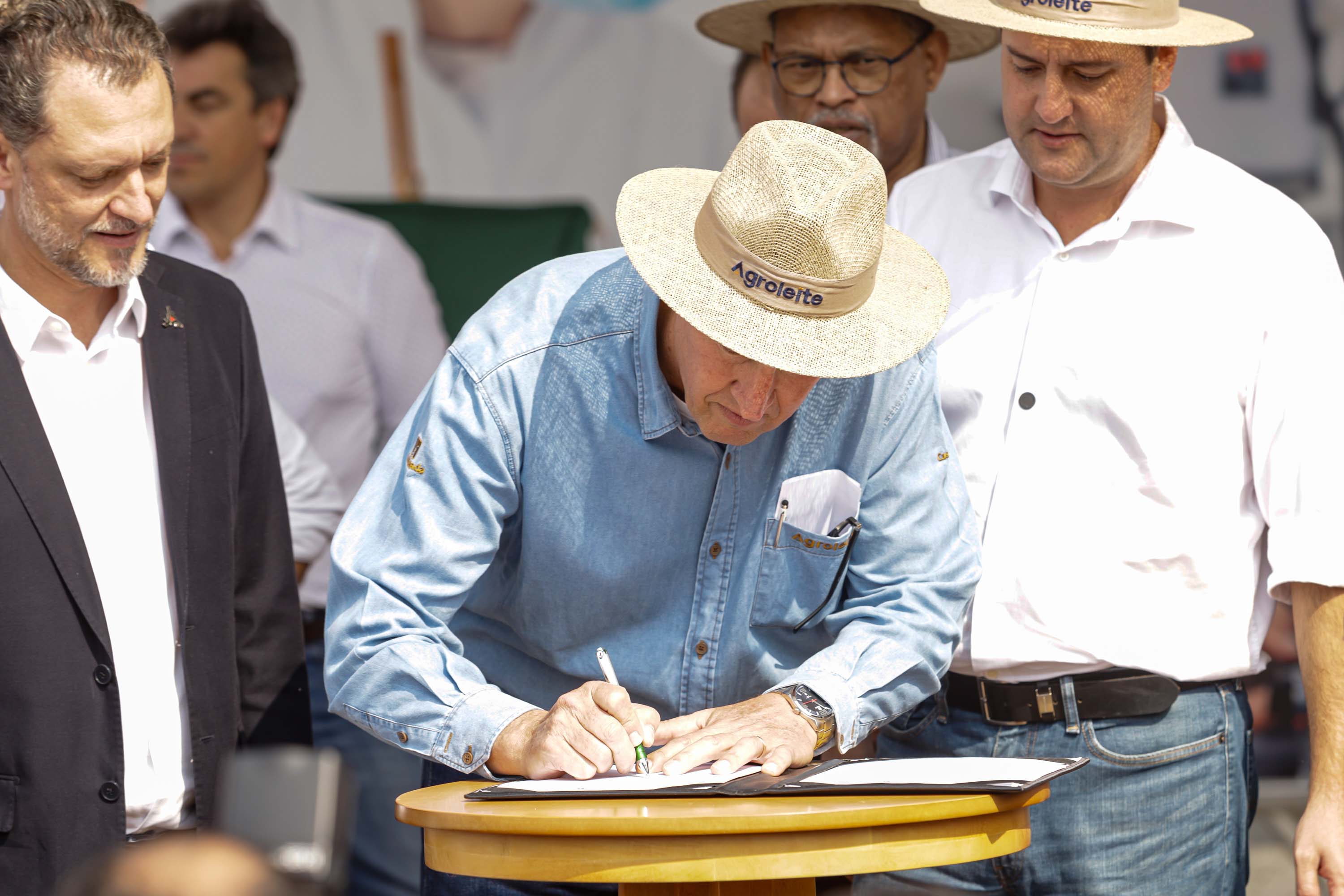 Governador assina acordo com Castrolanda para criação de Parque Tecnológico do Agroleite