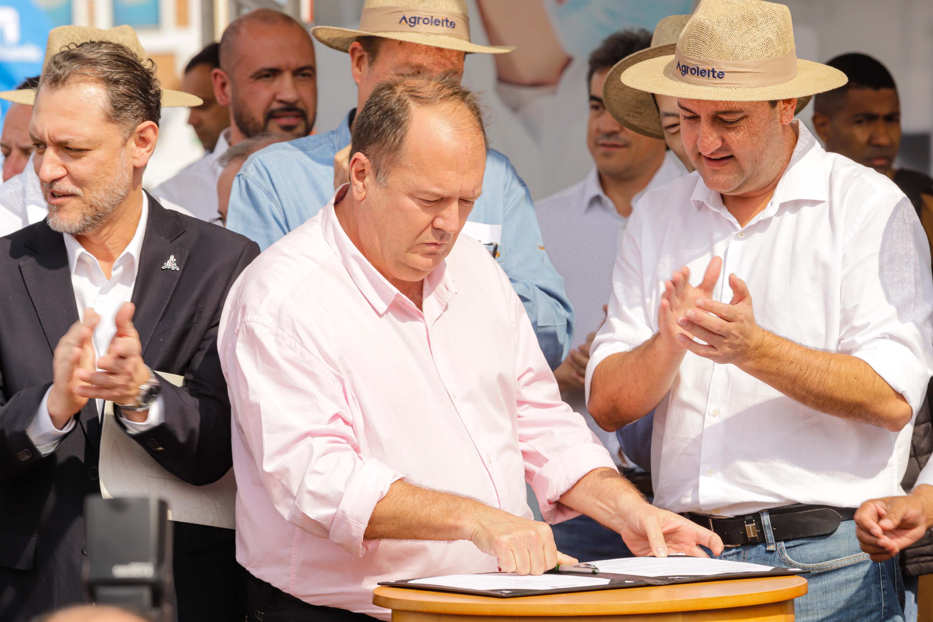 Governador assina acordo com Castrolanda para criação de Parque Tecnológico do Agroleite