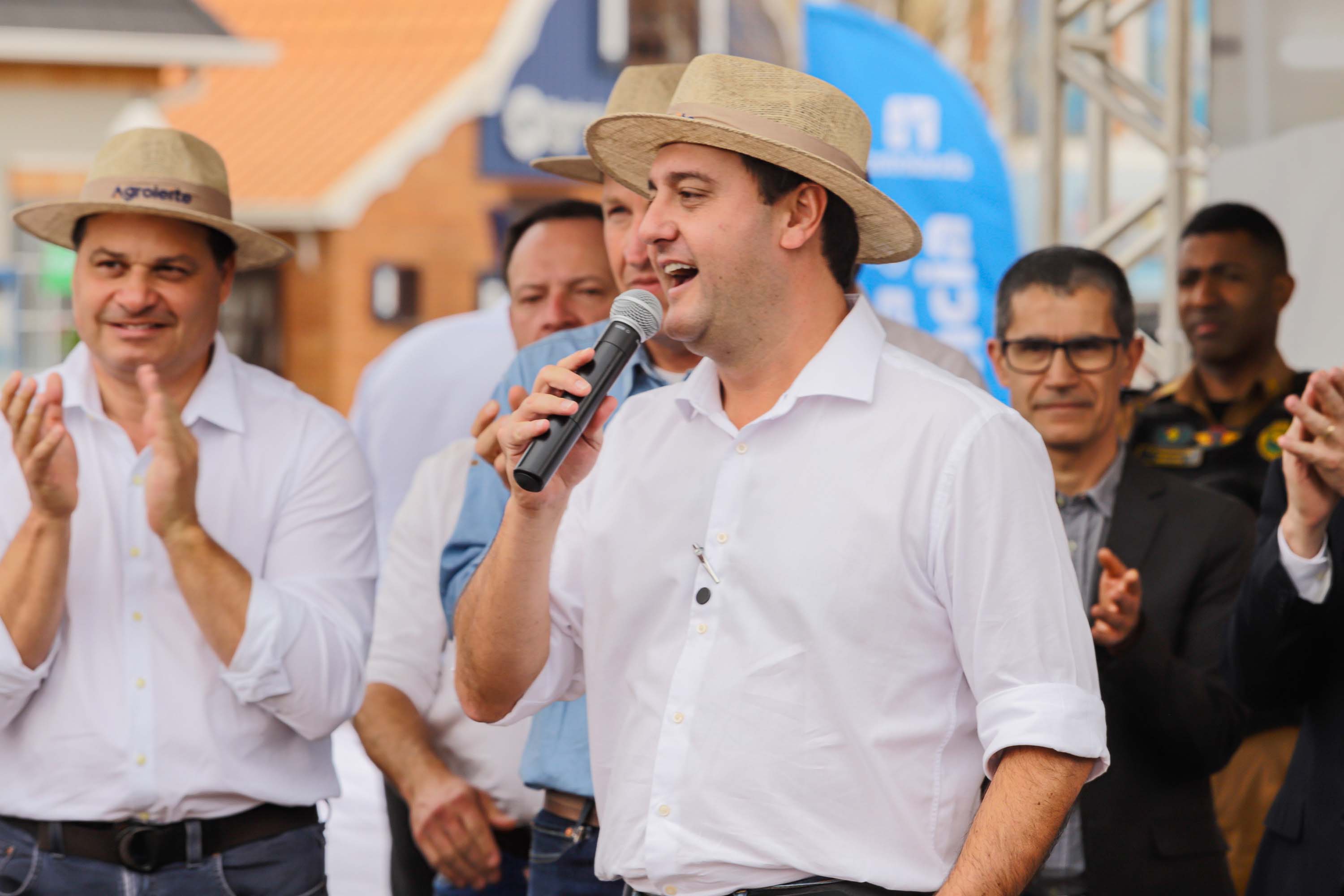 Governador assina acordo com Castrolanda para criação de Parque Tecnológico do Agroleite