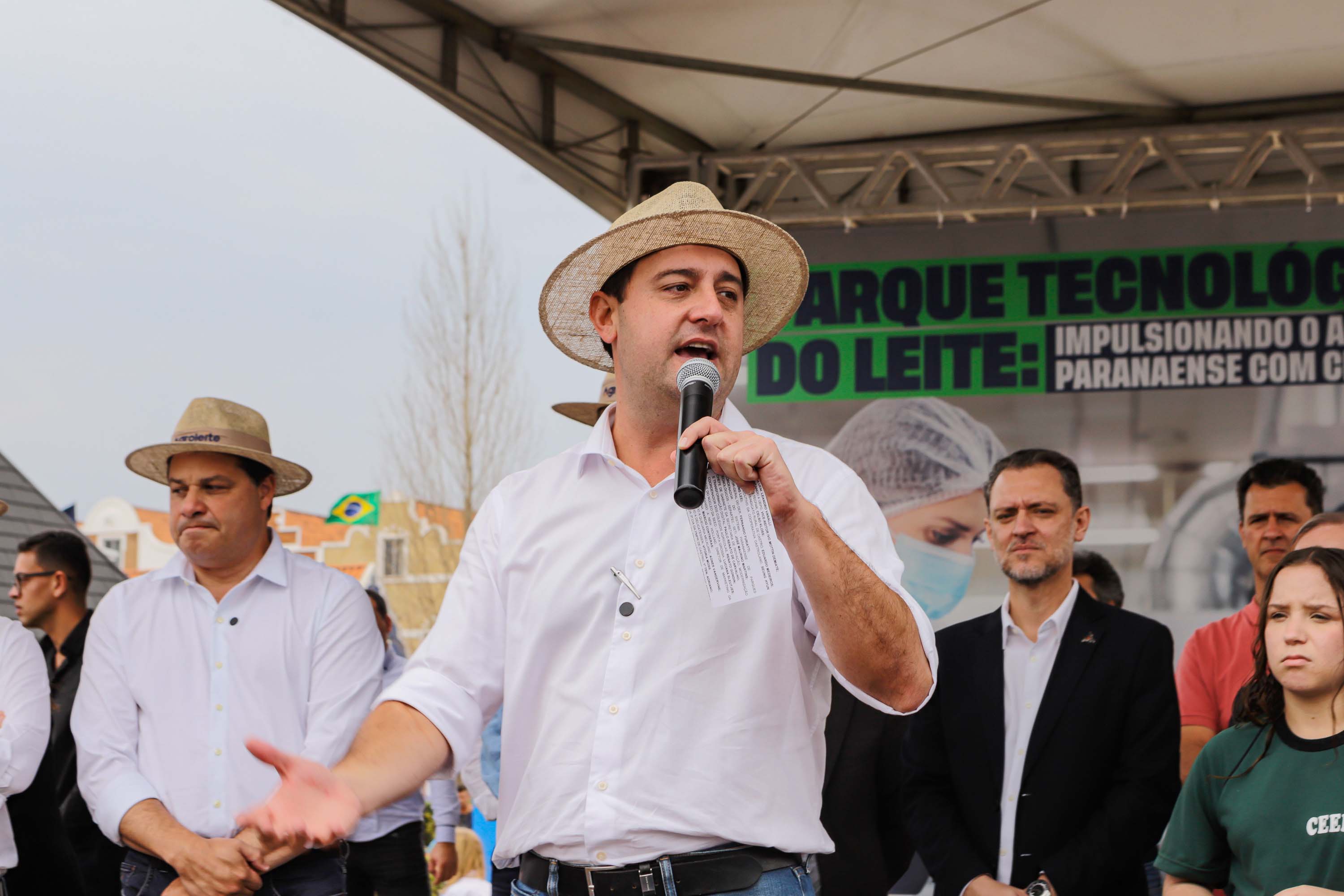 Governador assina acordo com Castrolanda para criação de Parque Tecnológico do Agroleite