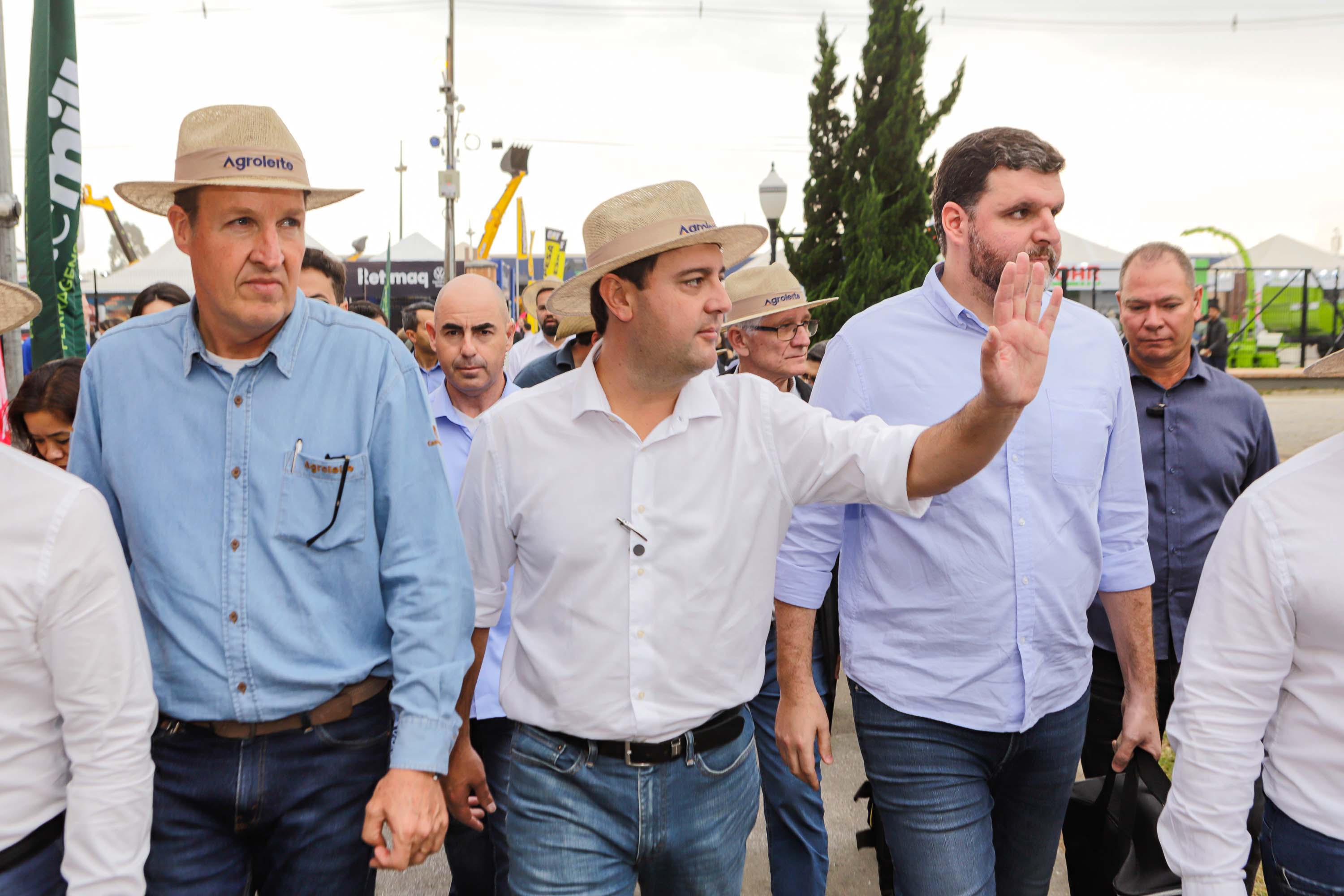 Governador assina acordo com Castrolanda para criação de Parque Tecnológico do Agroleite
