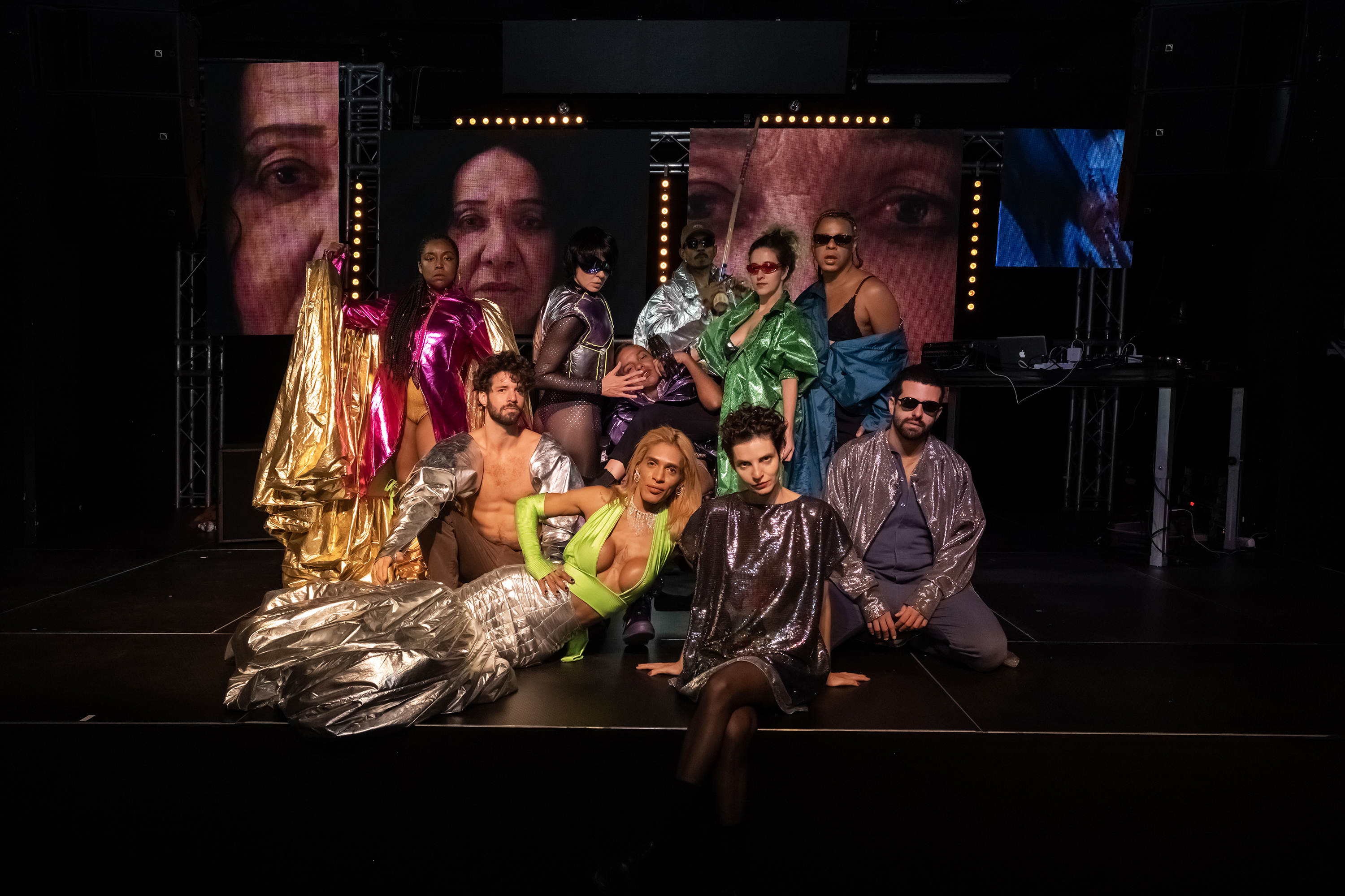 Centro Cultural Teatro Guaíra - Guairão - Guairinha - Radojka - Em temporada com sua primeira montagem no Brasil, o espetáculo “Radojka – uma comédia friamente calculada”, acompanha duas cuidadoras, Glória e Lúcia, que trabalham em diferentes turnos para atender Radojka, uma senhora sérvia que vive longe de sua família. O elenco conta com Marisa Orth, Tania Bondezan, Tadeu Tosta e Rafael Alvim