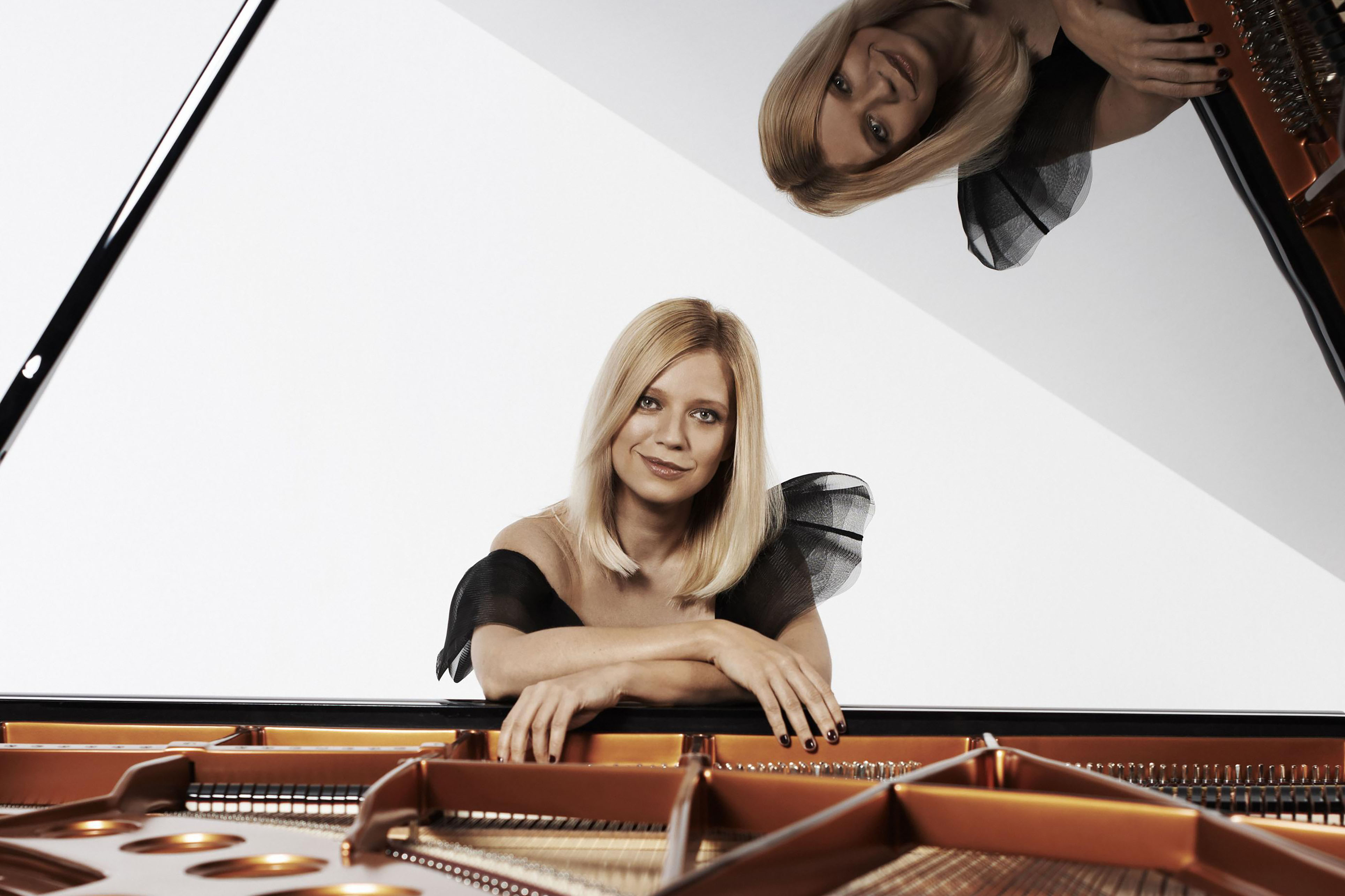 Centro Cultural Teatro Guaíra - Guairão - Guairinha - Radojka - Em temporada com sua primeira montagem no Brasil, o espetáculo “Radojka – uma comédia friamente calculada”, acompanha duas cuidadoras, Glória e Lúcia, que trabalham em diferentes turnos para atender Radojka, uma senhora sérvia que vive longe de sua família. O elenco conta com Marisa Orth, Tania Bondezan, Tadeu Tosta e Rafael Alvim