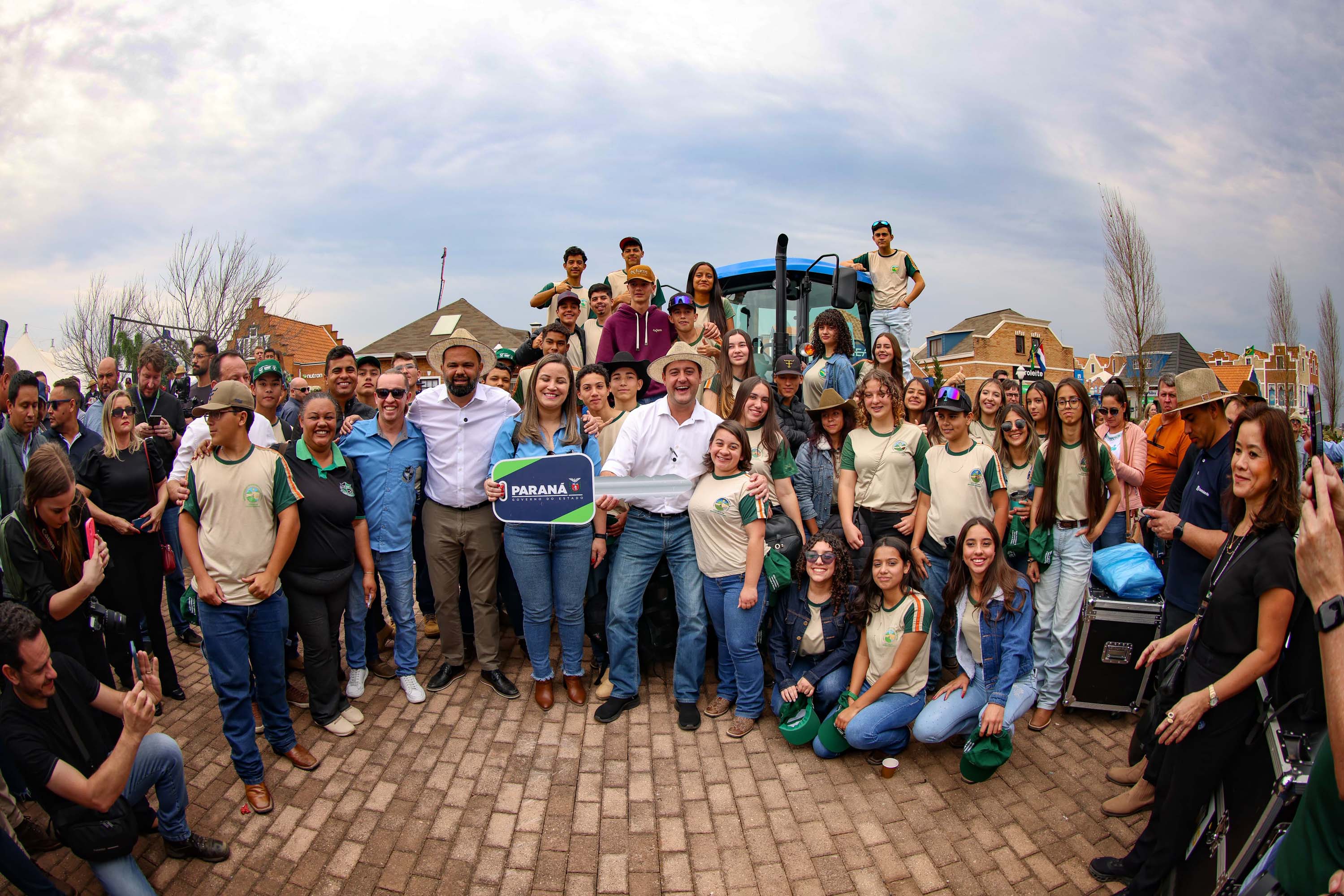  Governador assina acordo com Castrolanda para criação de Parque Tecnológico do Agroleite