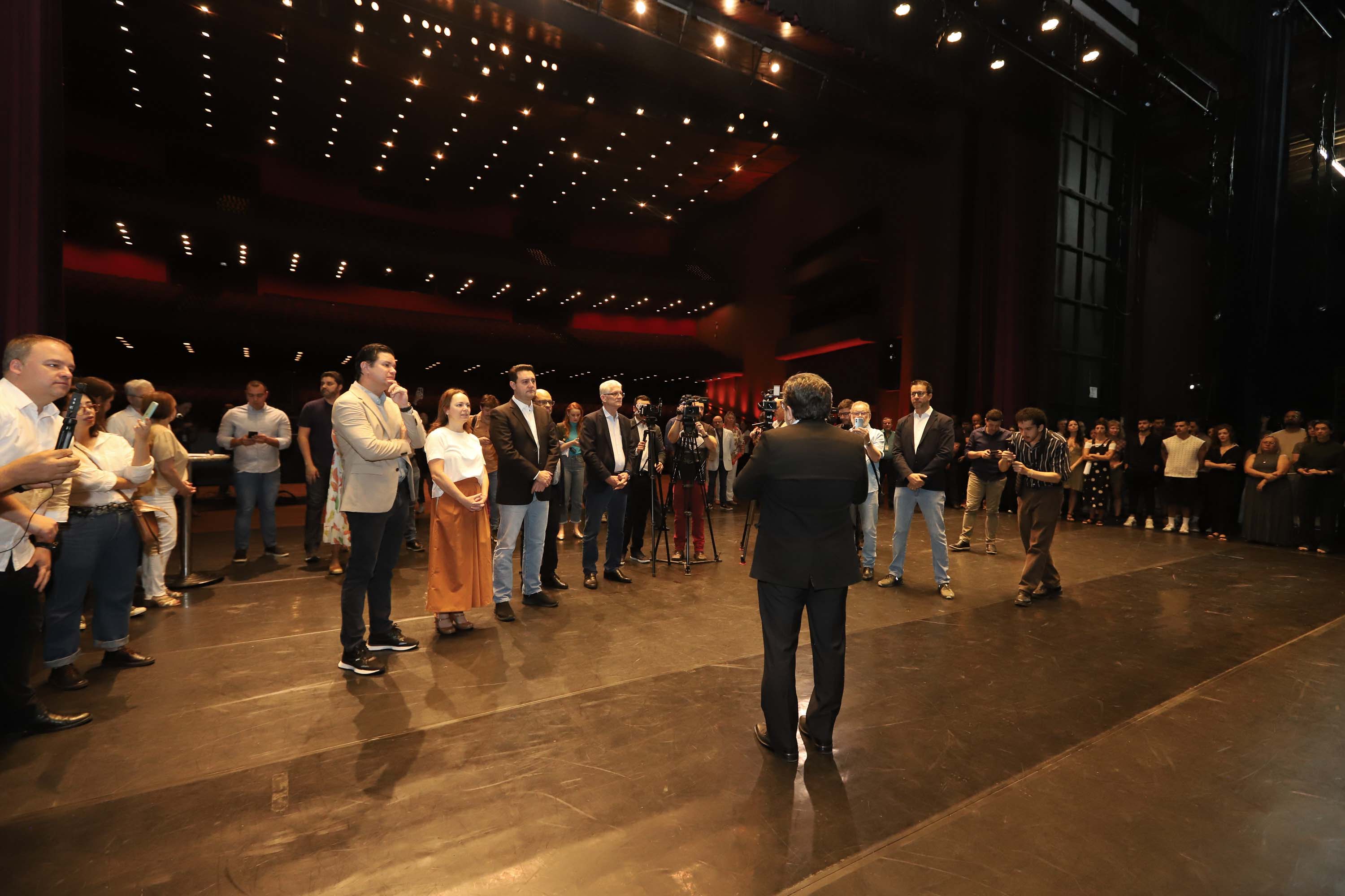 O governador Carlos Massa Ratinho Junior anuncia nesta quinta-feira (12) o repasse R$ 50 milhões para reforma, revitalização, adequação e modernização da estrutura do teatro, além da aquisição de novos equipamentos e instrumentos para Orquestra Sinfônica do Paraná