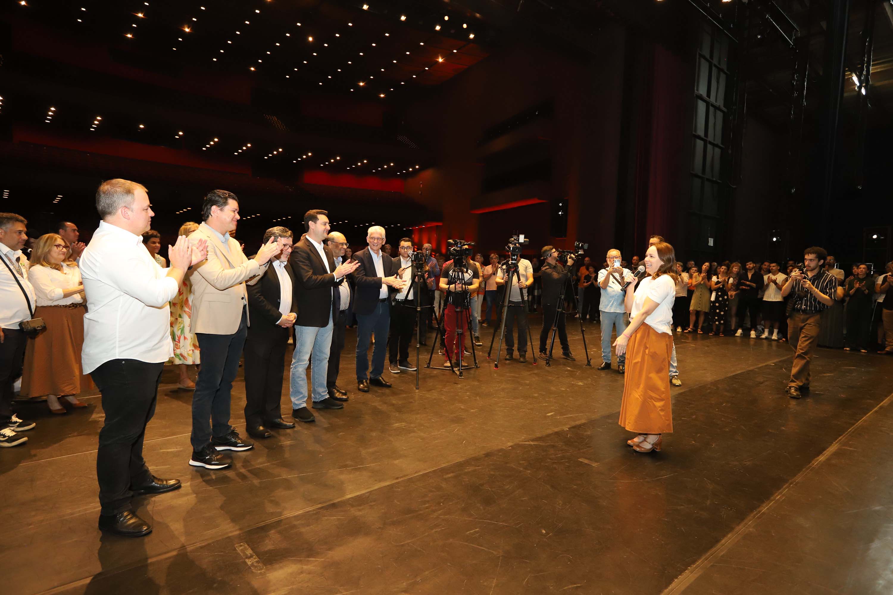 O governador Carlos Massa Ratinho Junior anuncia nesta quinta-feira (12) o repasse R$ 50 milhões para reforma, revitalização, adequação e modernização da estrutura do teatro, além da aquisição de novos equipamentos e instrumentos para Orquestra Sinfônica do Paraná