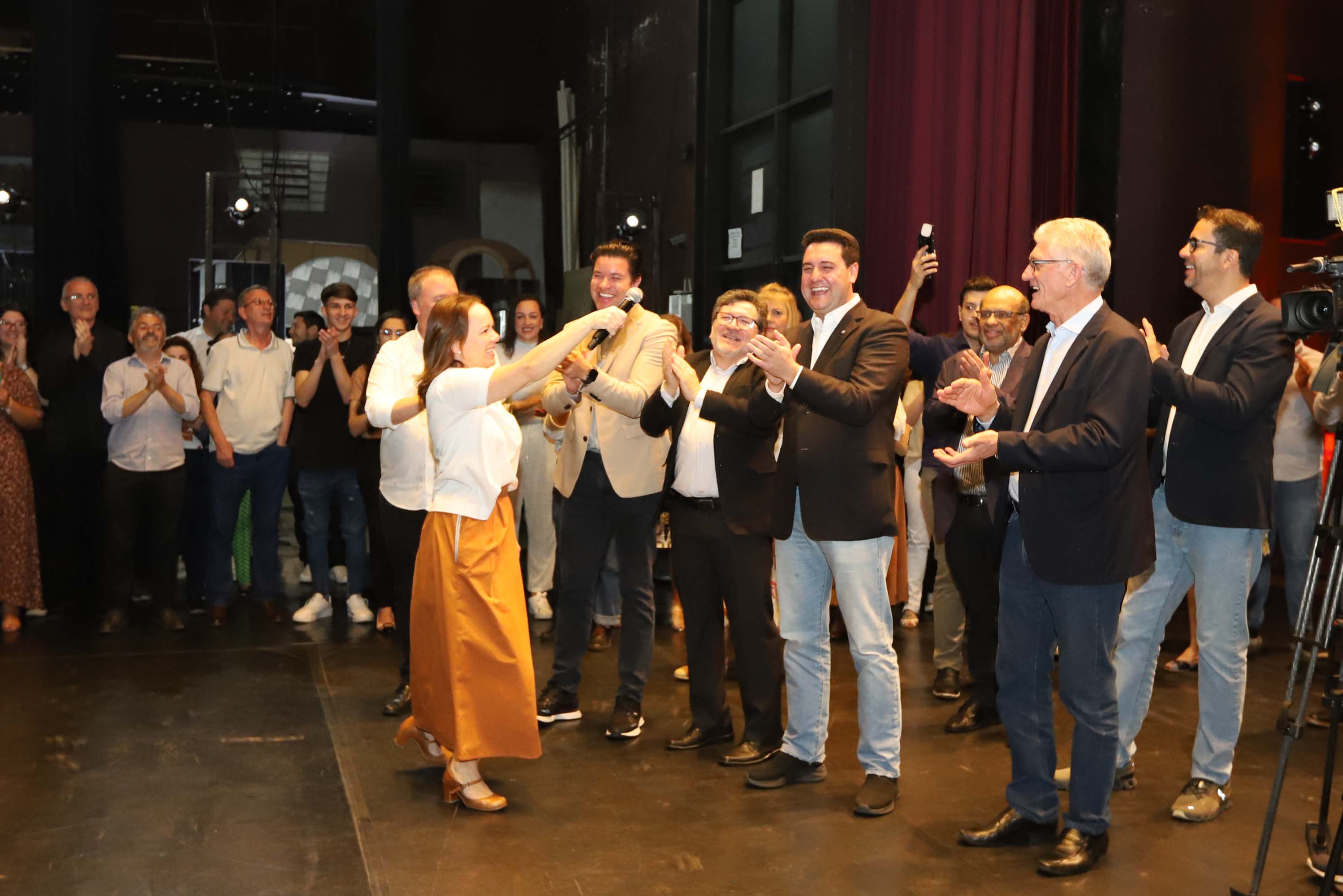 O governador Carlos Massa Ratinho Junior anuncia nesta quinta-feira (12) o repasse R$ 50 milhões para reforma, revitalização, adequação e modernização da estrutura do teatro, além da aquisição de novos equipamentos e instrumentos para Orquestra Sinfônica do Paraná