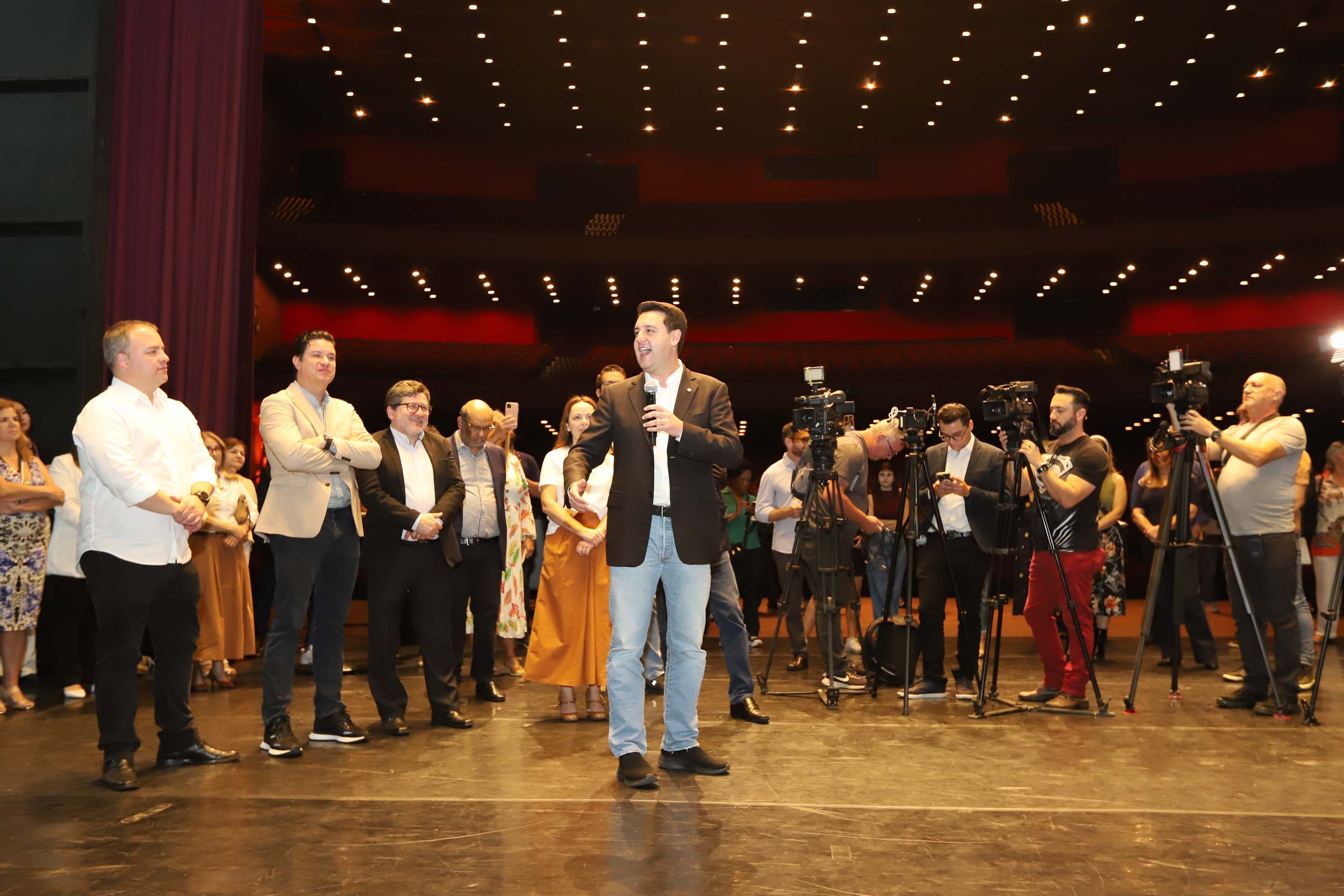 O governador Carlos Massa Ratinho Junior anuncia nesta quinta-feira (12) o repasse R$ 50 milhões para reforma, revitalização, adequação e modernização da estrutura do teatro, além da aquisição de novos equipamentos e instrumentos para Orquestra Sinfônica do Paraná