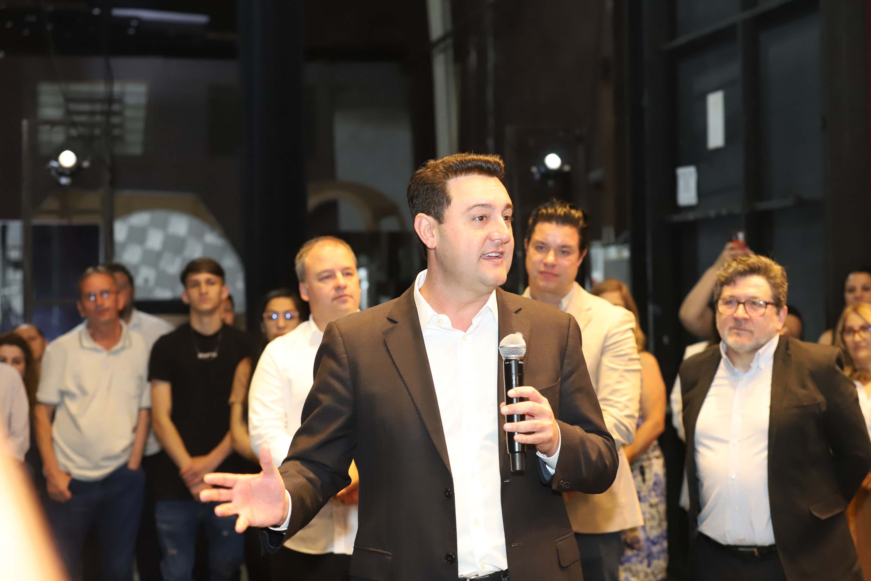 O governador Carlos Massa Ratinho Junior anuncia nesta quinta-feira (12) o repasse R$ 50 milhões para reforma, revitalização, adequação e modernização da estrutura do teatro, além da aquisição de novos equipamentos e instrumentos para Orquestra Sinfônica do Paraná