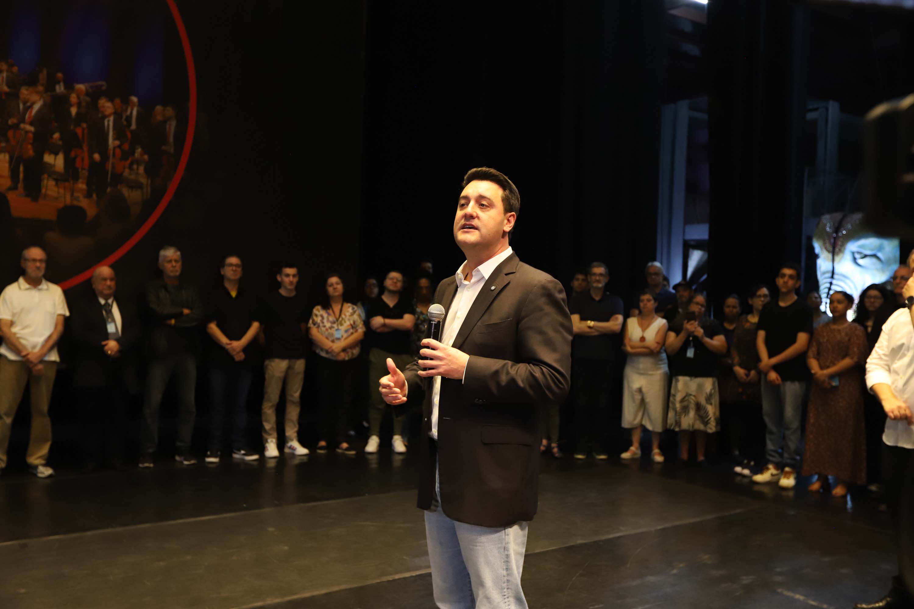 O governador Carlos Massa Ratinho Junior anuncia nesta quinta-feira (12) o repasse R$ 50 milhões para reforma, revitalização, adequação e modernização da estrutura do teatro, além da aquisição de novos equipamentos e instrumentos para Orquestra Sinfônica do Paraná