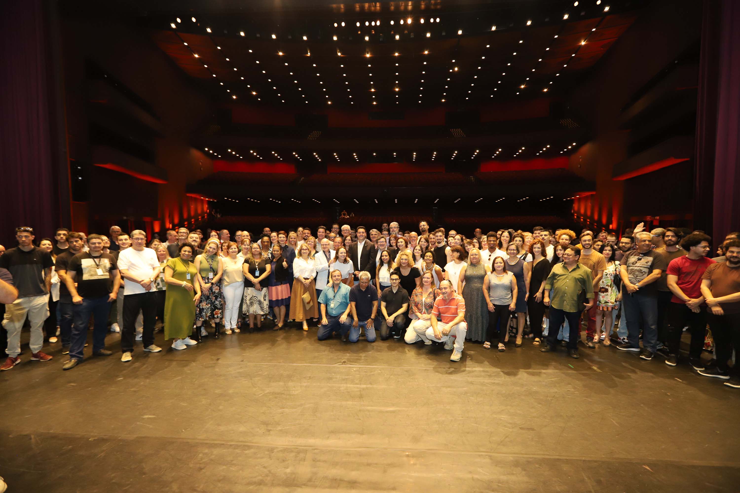O governador Carlos Massa Ratinho Junior anuncia nesta quinta-feira (12) o repasse R$ 50 milhões para reforma, revitalização, adequação e modernização da estrutura do teatro, além da aquisição de novos equipamentos e instrumentos para Orquestra Sinfônica do Paraná