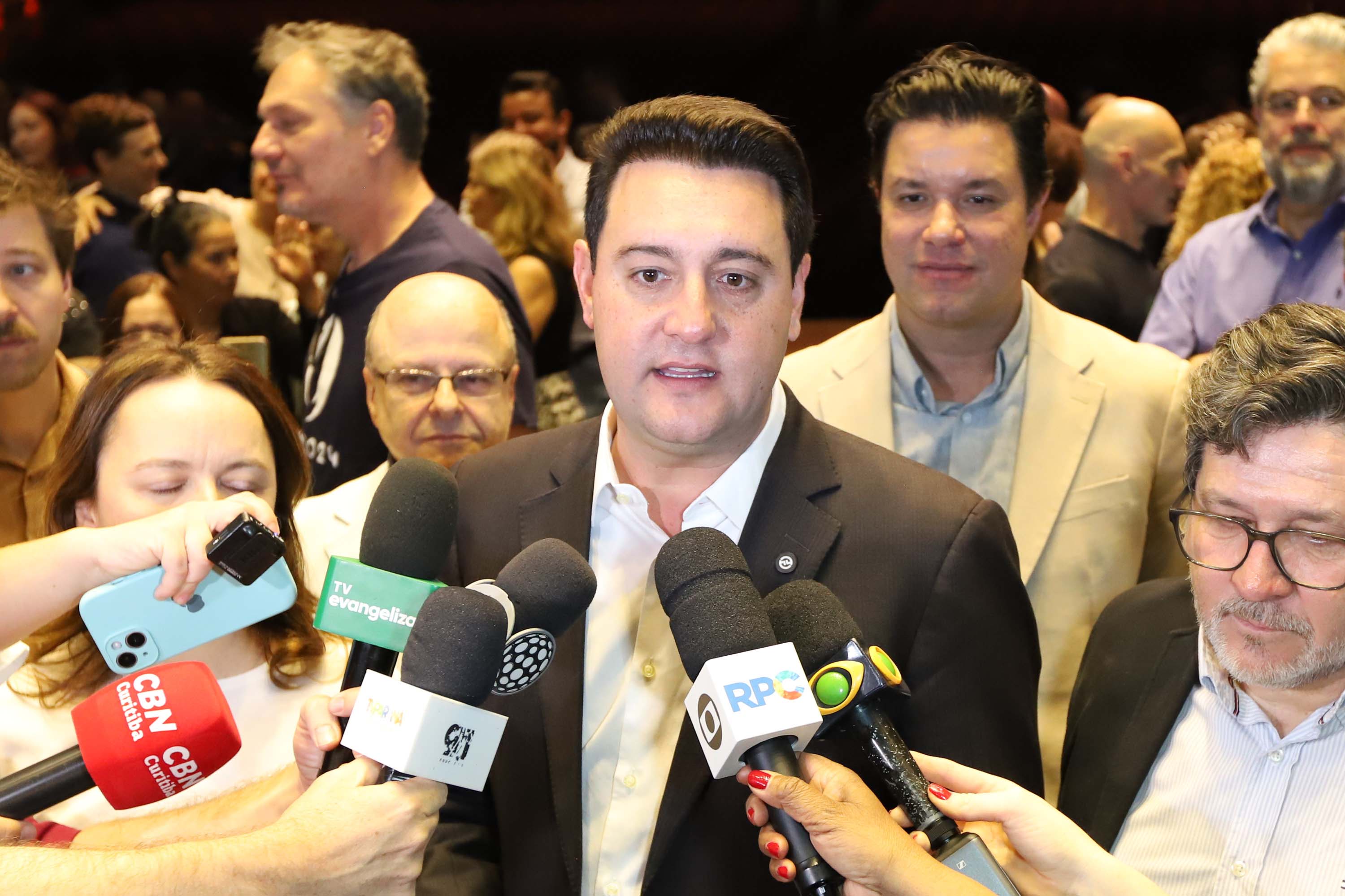 O governador Carlos Massa Ratinho Junior anuncia nesta quinta-feira (12) o repasse R$ 50 milhões para reforma, revitalização, adequação e modernização da estrutura do teatro, além da aquisição de novos equipamentos e instrumentos para Orquestra Sinfônica do Paraná