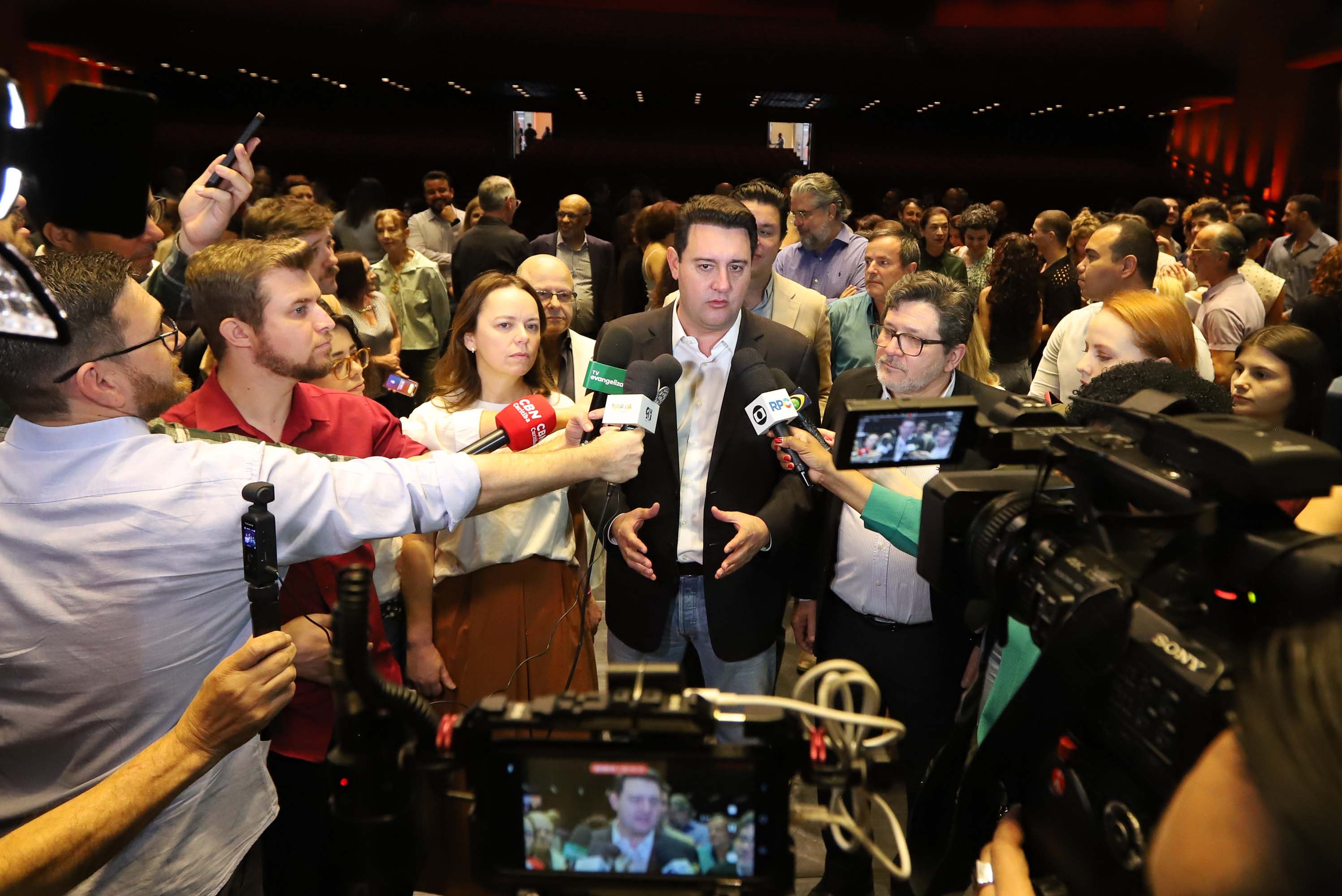 O governador Carlos Massa Ratinho Junior anuncia nesta quinta-feira (12) o repasse R$ 50 milhões para reforma, revitalização, adequação e modernização da estrutura do teatro, além da aquisição de novos equipamentos e instrumentos para Orquestra Sinfônica do Paraná