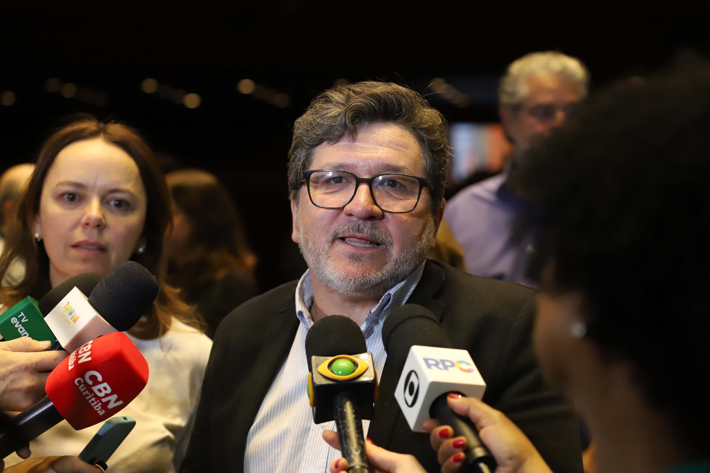 O governador Carlos Massa Ratinho Junior anuncia nesta quinta-feira (12) o repasse R$ 50 milhões para reforma, revitalização, adequação e modernização da estrutura do teatro, além da aquisição de novos equipamentos e instrumentos para Orquestra Sinfônica do Paraná