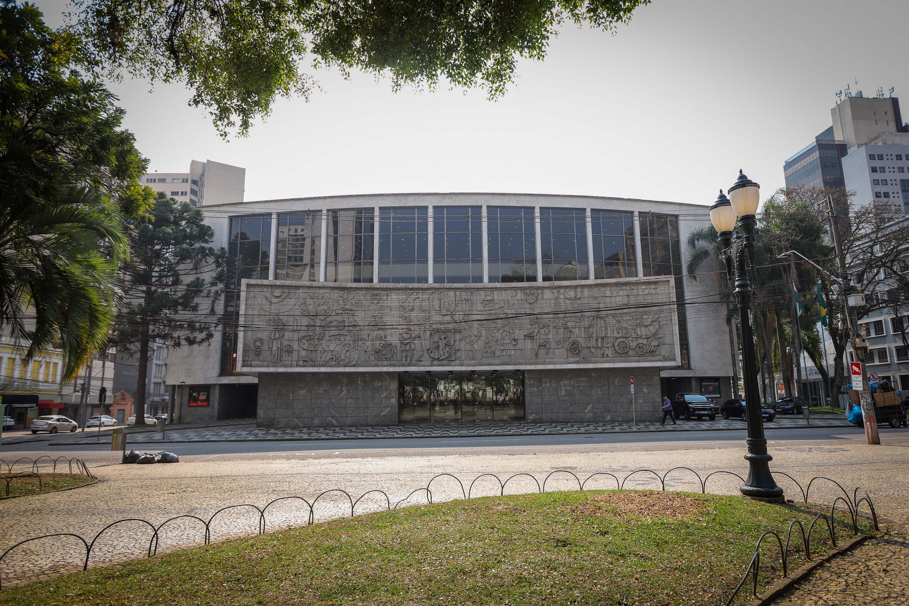 O governador Carlos Massa Ratinho Junior anuncia nesta quinta-feira (12) o repasse R$ 50 milhões para reforma, revitalização, adequação e modernização da estrutura do teatro, além da aquisição de novos equipamentos e instrumentos para Orquestra Sinfônica do Paraná