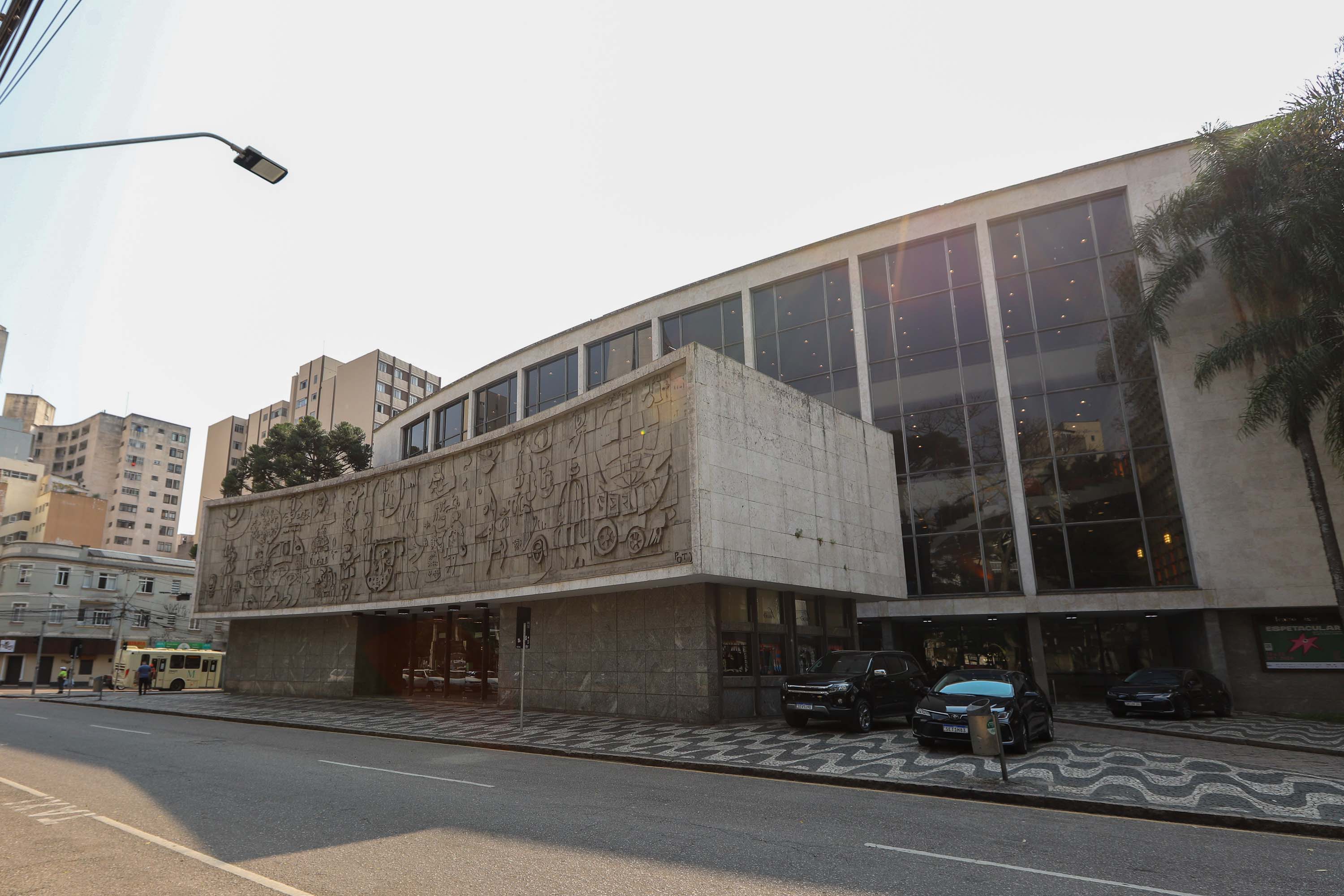 O governador Carlos Massa Ratinho Junior anuncia nesta quinta-feira (12) o repasse R$ 50 milhões para reforma, revitalização, adequação e modernização da estrutura do teatro, além da aquisição de novos equipamentos e instrumentos para Orquestra Sinfônica do Paraná