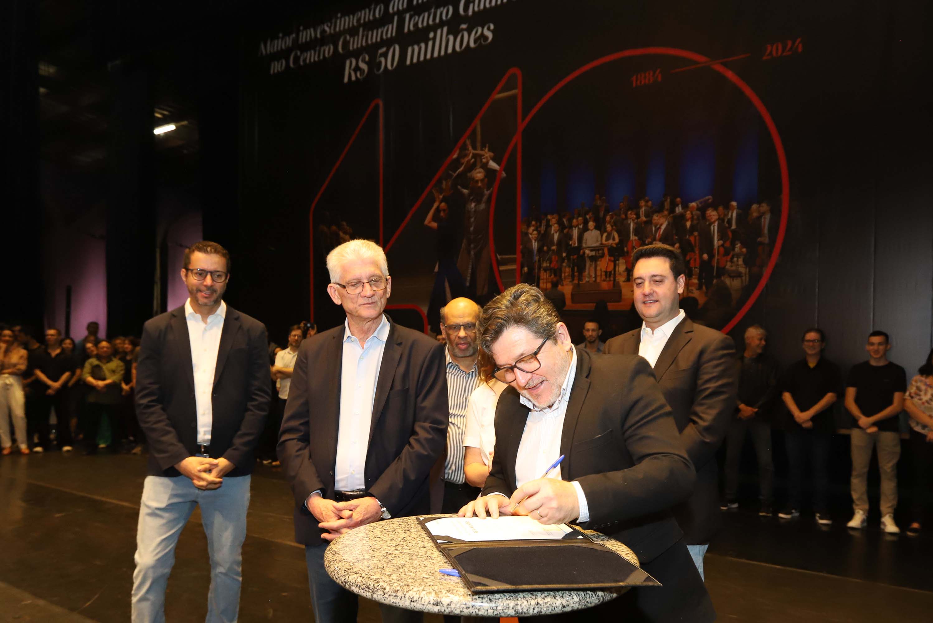 O governador Carlos Massa Ratinho Junior anuncia nesta quinta-feira (12) o repasse R$ 50 milhões para reforma, revitalização, adequação e modernização da estrutura do teatro, além da aquisição de novos equipamentos e instrumentos para Orquestra Sinfônica do Paraná
