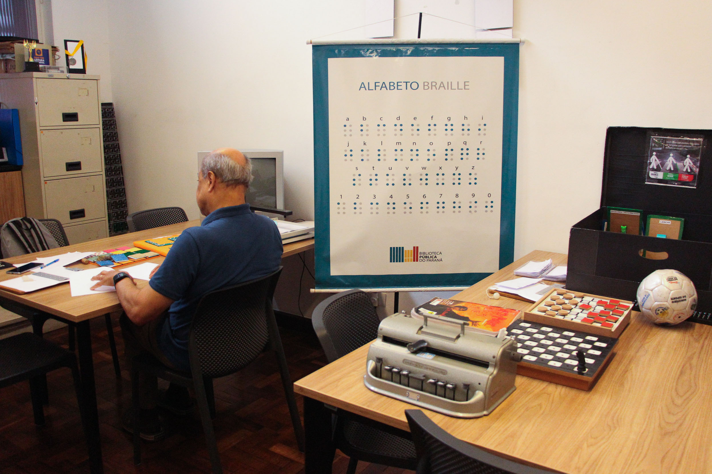 Museu Casa Alfredo Andersen (MCAA) - "Segredo da Cor" – A exposição "Segredo da Cor", já em exibição no museu, traz uma poderosa coleção de obras de Cecifrance Aquino, com foco na temática antirracista. Entre os destaques, além dos estandartes, encontra-se a releitura de "Duas Raças", de Alfredo Andersen, um convite para desvendar os segredos que nossas cores carregam