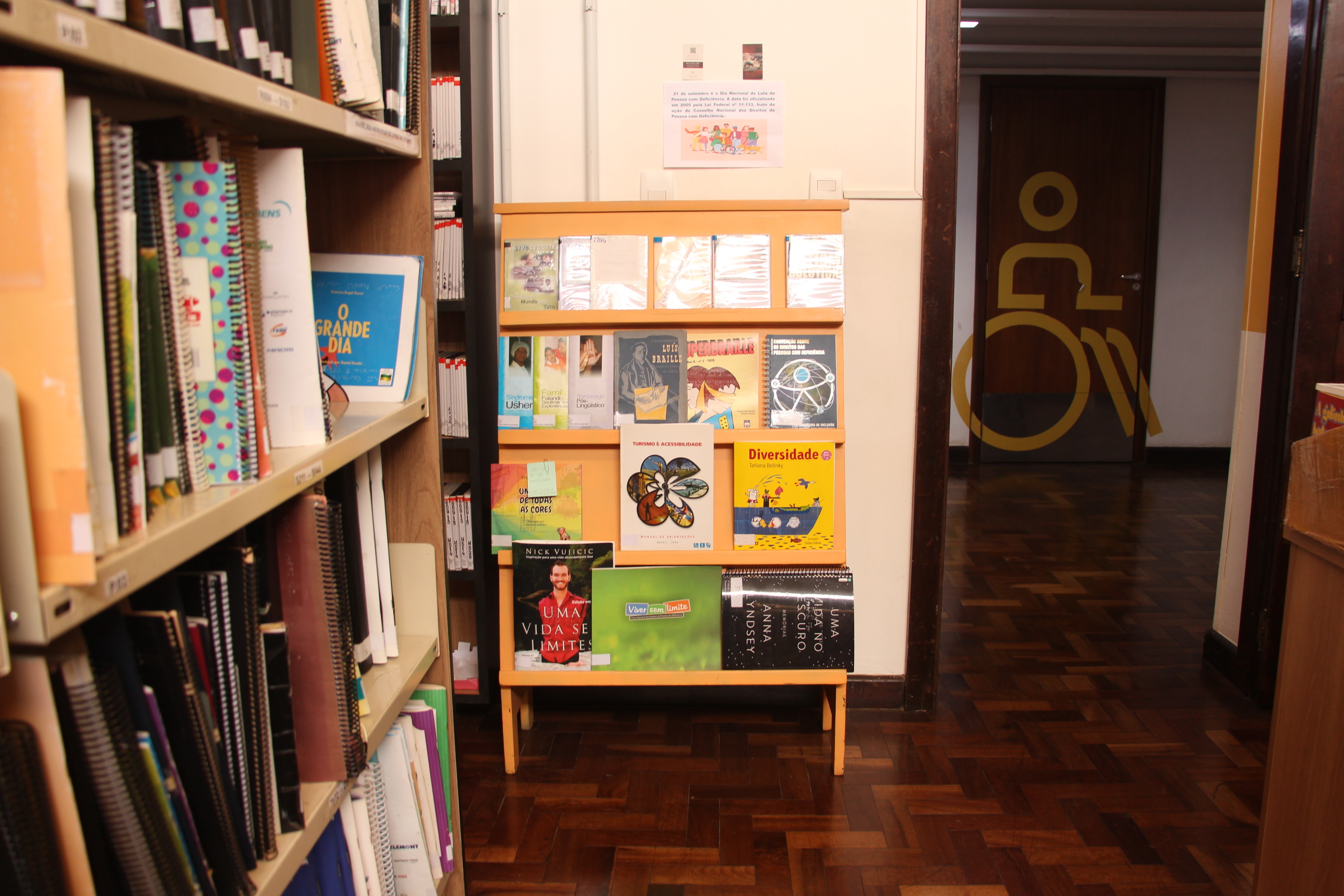 Museu Casa Alfredo Andersen (MCAA) - "Segredo da Cor" – A exposição "Segredo da Cor", já em exibição no museu, traz uma poderosa coleção de obras de Cecifrance Aquino, com foco na temática antirracista. Entre os destaques, além dos estandartes, encontra-se a releitura de "Duas Raças", de Alfredo Andersen, um convite para desvendar os segredos que nossas cores carregam