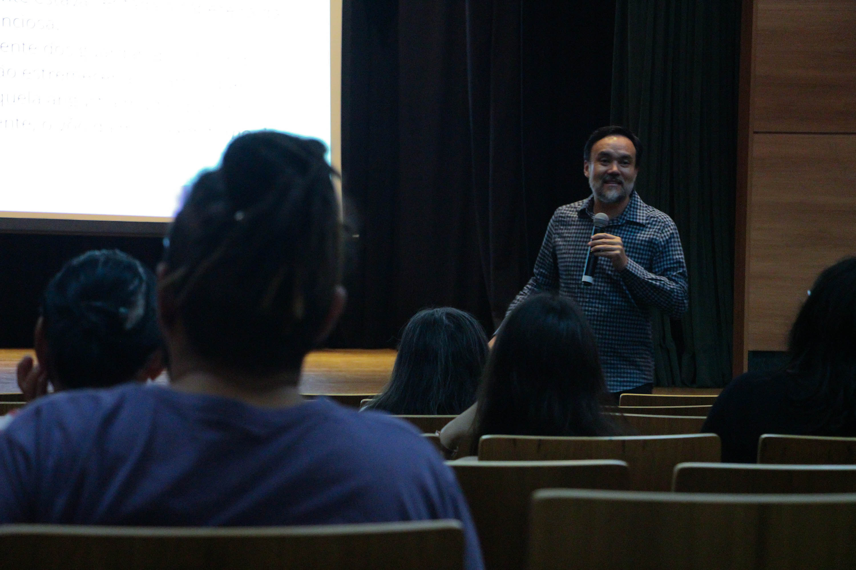 Museu Casa Alfredo Andersen (MCAA) - "Segredo da Cor" – A exposição "Segredo da Cor", já em exibição no museu, traz uma poderosa coleção de obras de Cecifrance Aquino, com foco na temática antirracista. Entre os destaques, além dos estandartes, encontra-se a releitura de "Duas Raças", de Alfredo Andersen, um convite para desvendar os segredos que nossas cores carregam