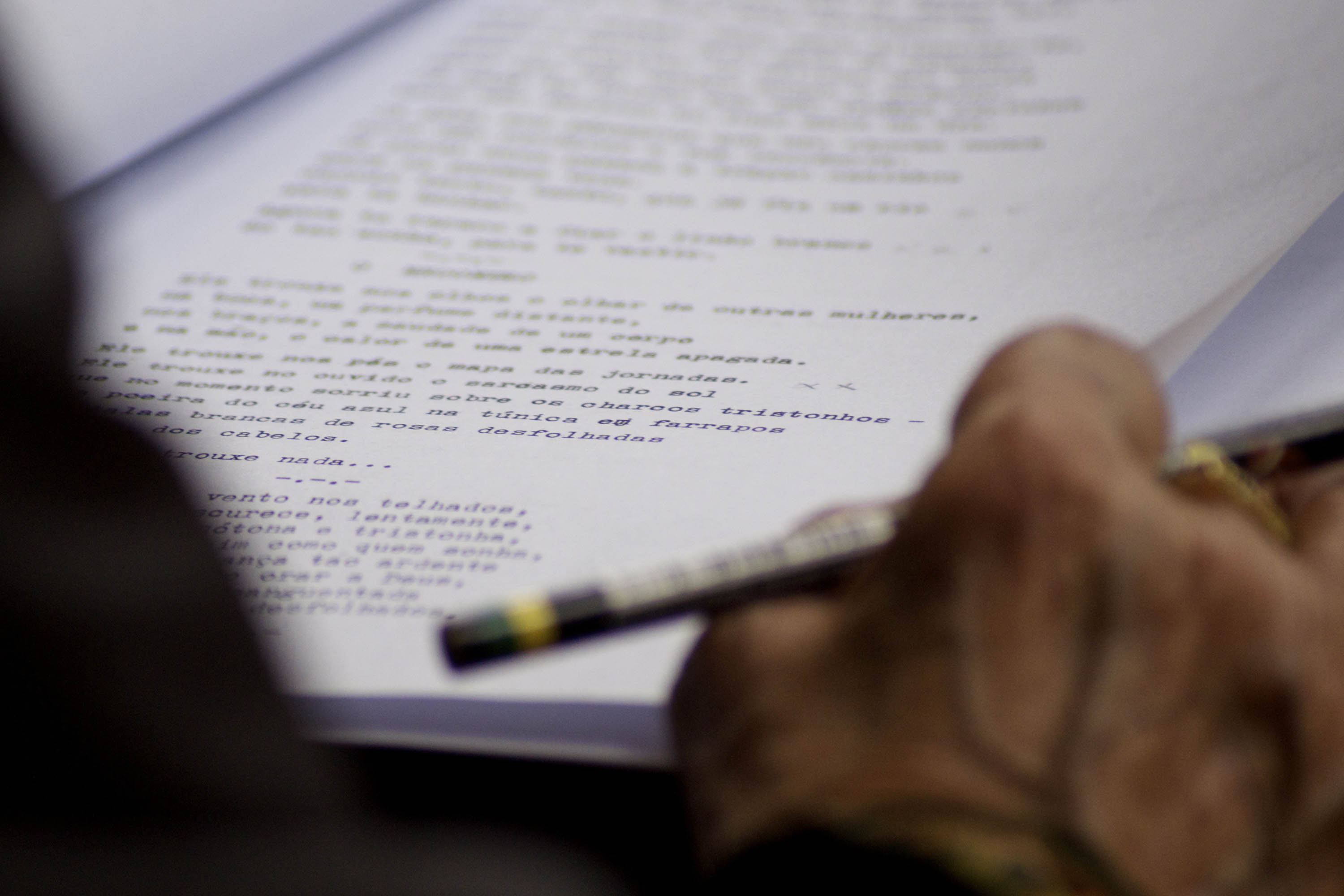 Museu Casa Alfredo Andersen (MCAA) - "Segredo da Cor" – A exposição "Segredo da Cor", já em exibição no museu, traz uma poderosa coleção de obras de Cecifrance Aquino, com foco na temática antirracista. Entre os destaques, além dos estandartes, encontra-se a releitura de "Duas Raças", de Alfredo Andersen, um convite para desvendar os segredos que nossas cores carregam