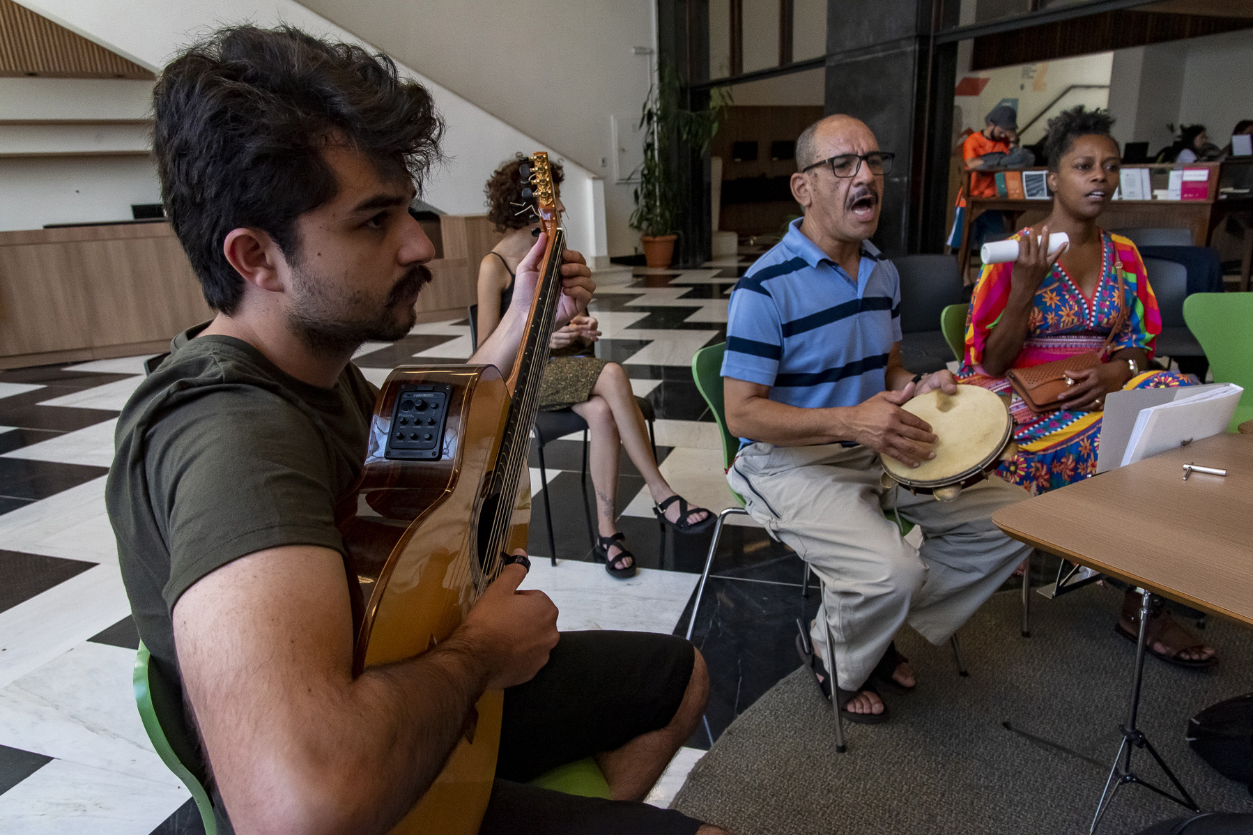 Museu Casa Alfredo Andersen (MCAA) - "Segredo da Cor" – A exposição "Segredo da Cor", já em exibição no museu, traz uma poderosa coleção de obras de Cecifrance Aquino, com foco na temática antirracista. Entre os destaques, além dos estandartes, encontra-se a releitura de "Duas Raças", de Alfredo Andersen, um convite para desvendar os segredos que nossas cores carregam