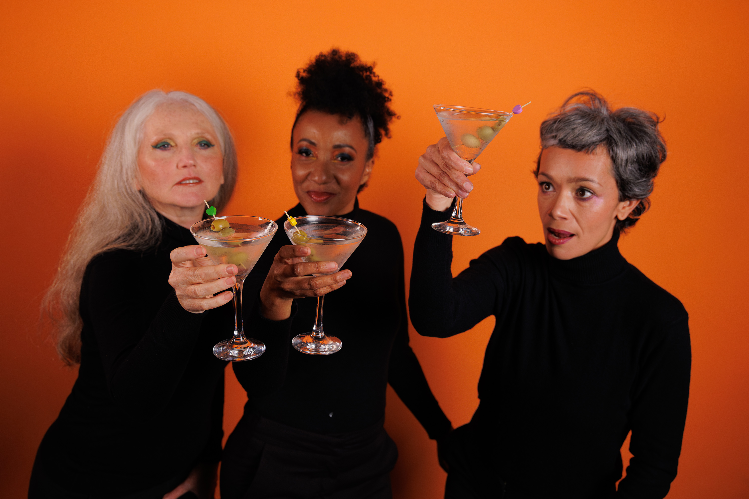 Museu Casa Alfredo Andersen (MCAA) - "Segredo da Cor" – A exposição "Segredo da Cor", já em exibição no museu, traz uma poderosa coleção de obras de Cecifrance Aquino, com foco na temática antirracista. Entre os destaques, além dos estandartes, encontra-se a releitura de "Duas Raças", de Alfredo Andersen, um convite para desvendar os segredos que nossas cores carregam