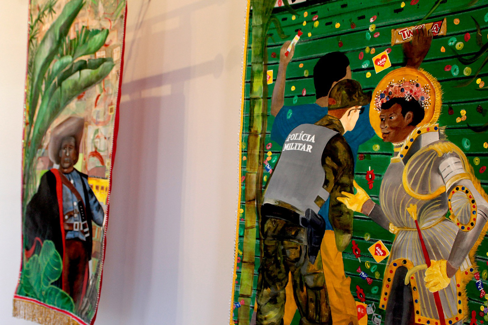 Museu Casa Alfredo Andersen (MCAA) - "Segredo da Cor" – A exposição "Segredo da Cor", já em exibição no museu, traz uma poderosa coleção de obras de Cecifrance Aquino, com foco na temática antirracista. Entre os destaques, além dos estandartes, encontra-se a releitura de "Duas Raças", de Alfredo Andersen, um convite para desvendar os segredos que nossas cores carregam