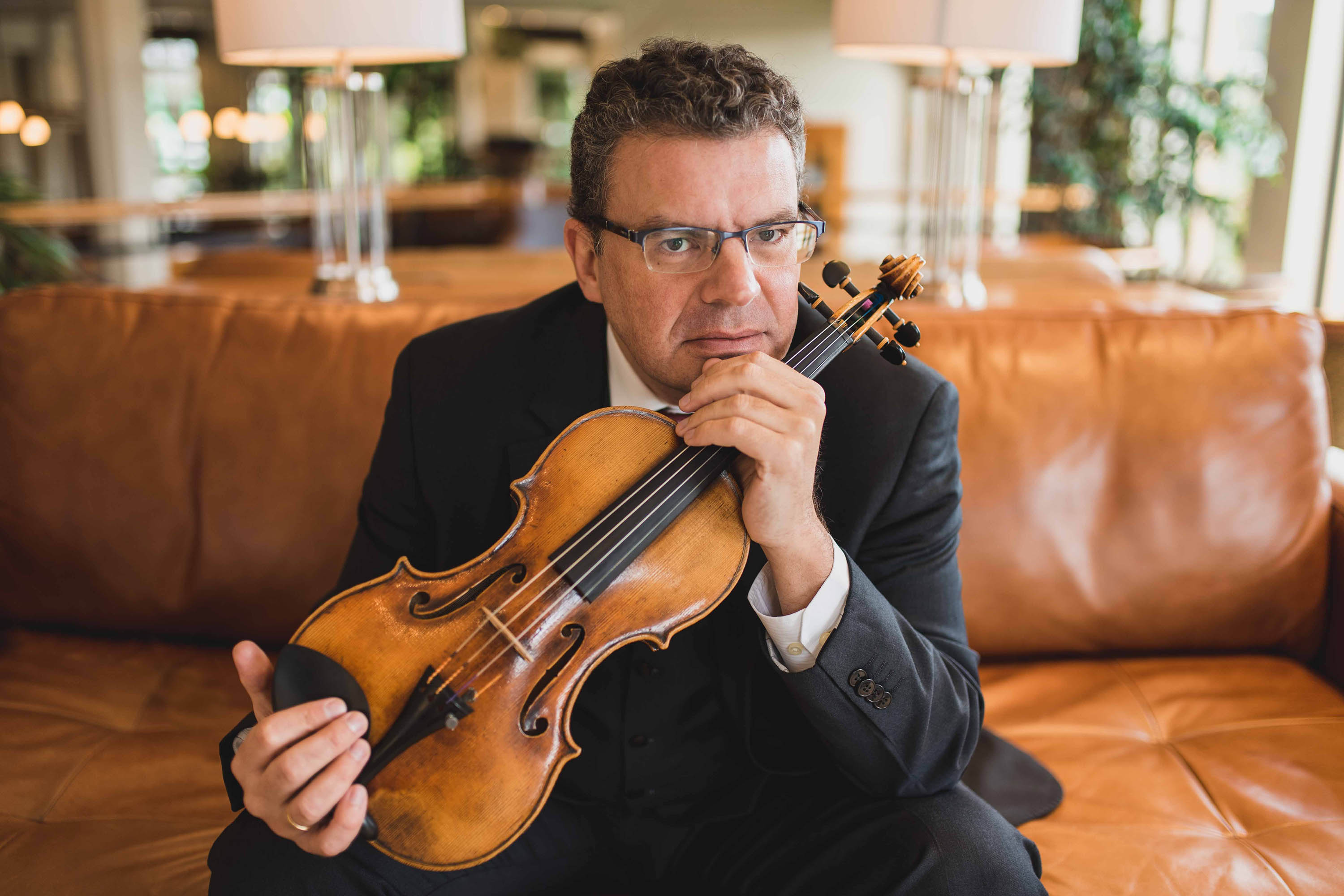 Nando Reis, sertanejos, peças teatrais e novas exposições no MON: confira a agenda cultural