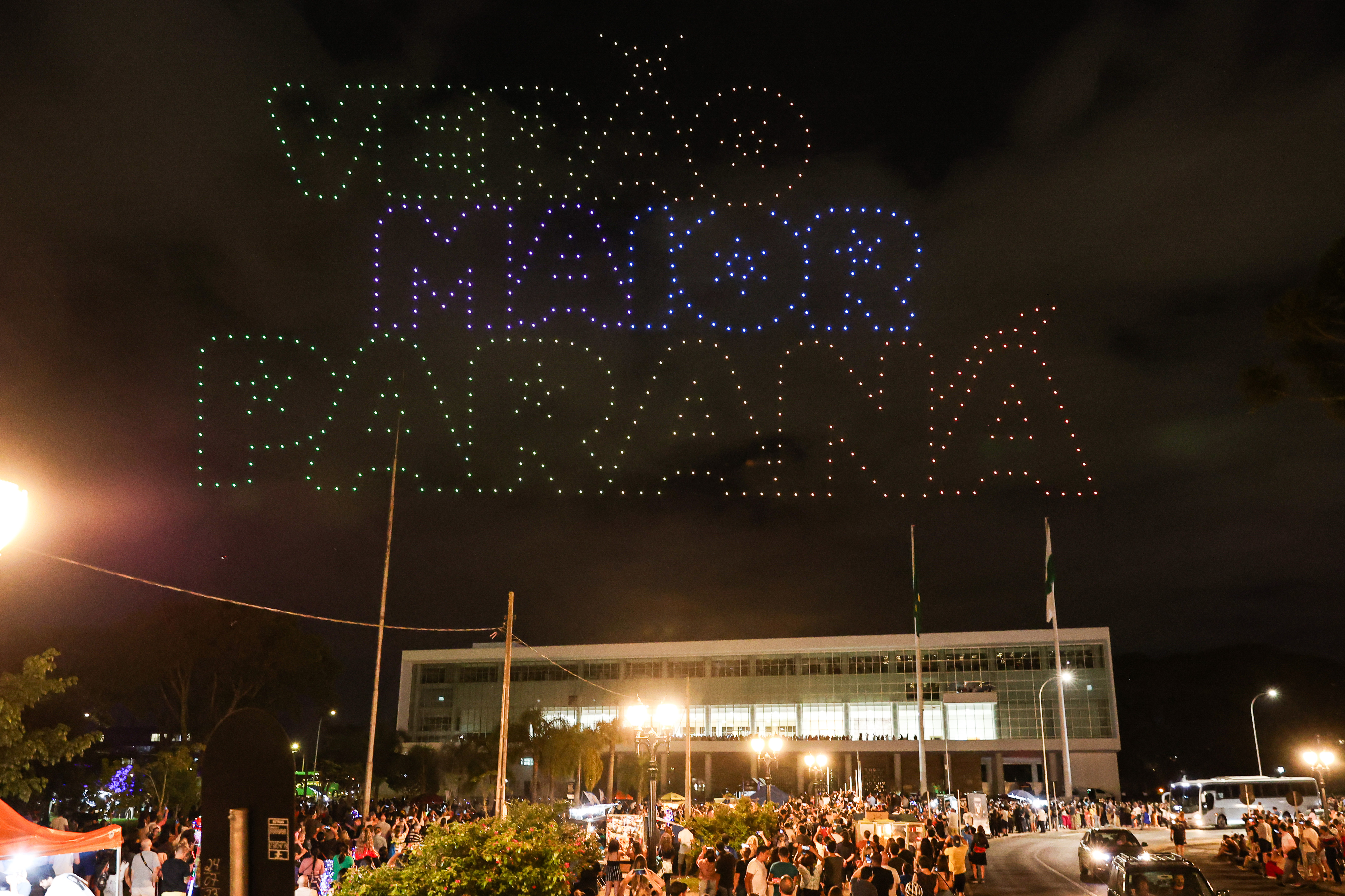 Com o céu iluminado por mais de 600 drones, o Governo do Estado deu o pontapé inicial para a maior edição da história do Verão Maior Paraná.. A cerimônia de lançamento, que aconteceu nesta quarta-feira (27), contou com a presença do governador Carlos Massa Ratinho Junior.