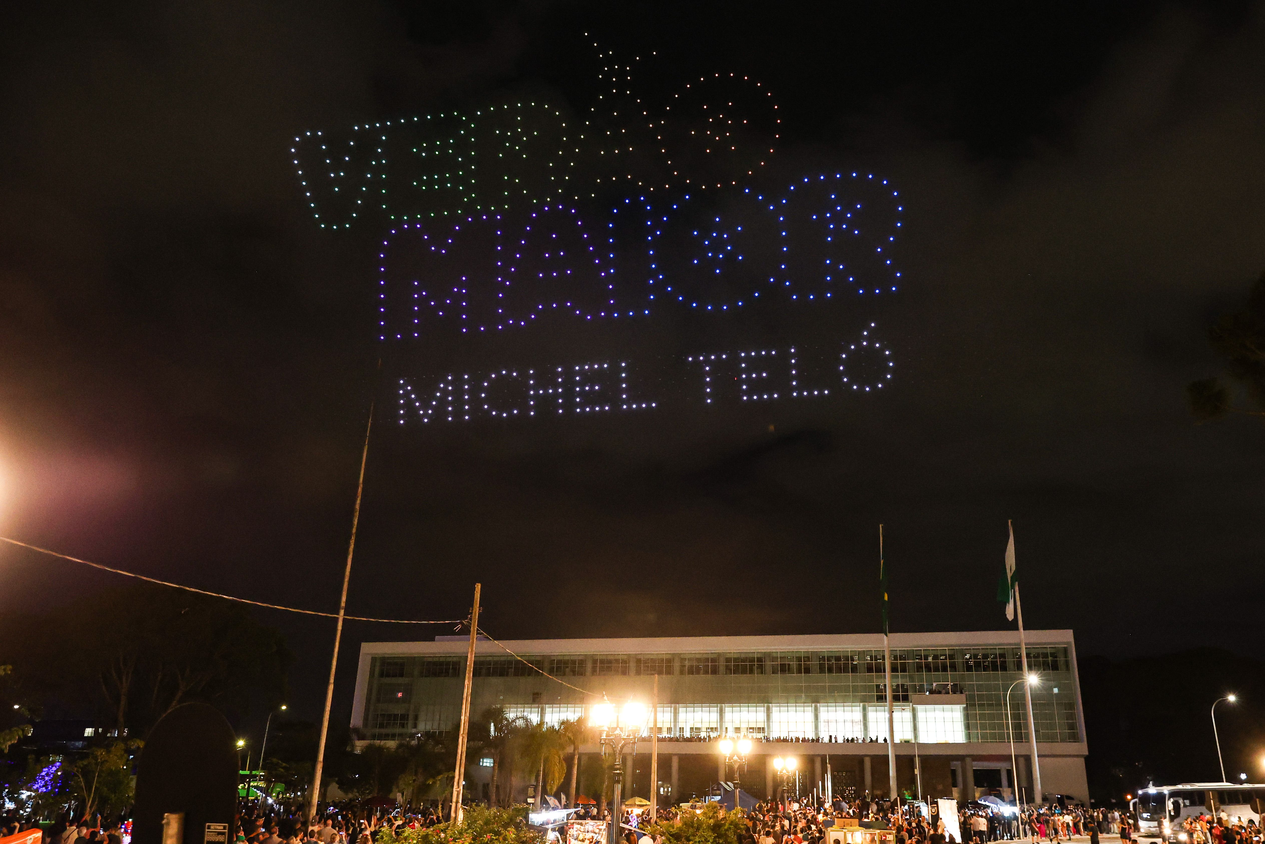 Com o céu iluminado por mais de 600 drones, o Governo do Estado deu o pontapé inicial para a maior edição da história do Verão Maior Paraná.. A cerimônia de lançamento, que aconteceu nesta quarta-feira (27), contou com a presença do governador Carlos Massa Ratinho Junior.