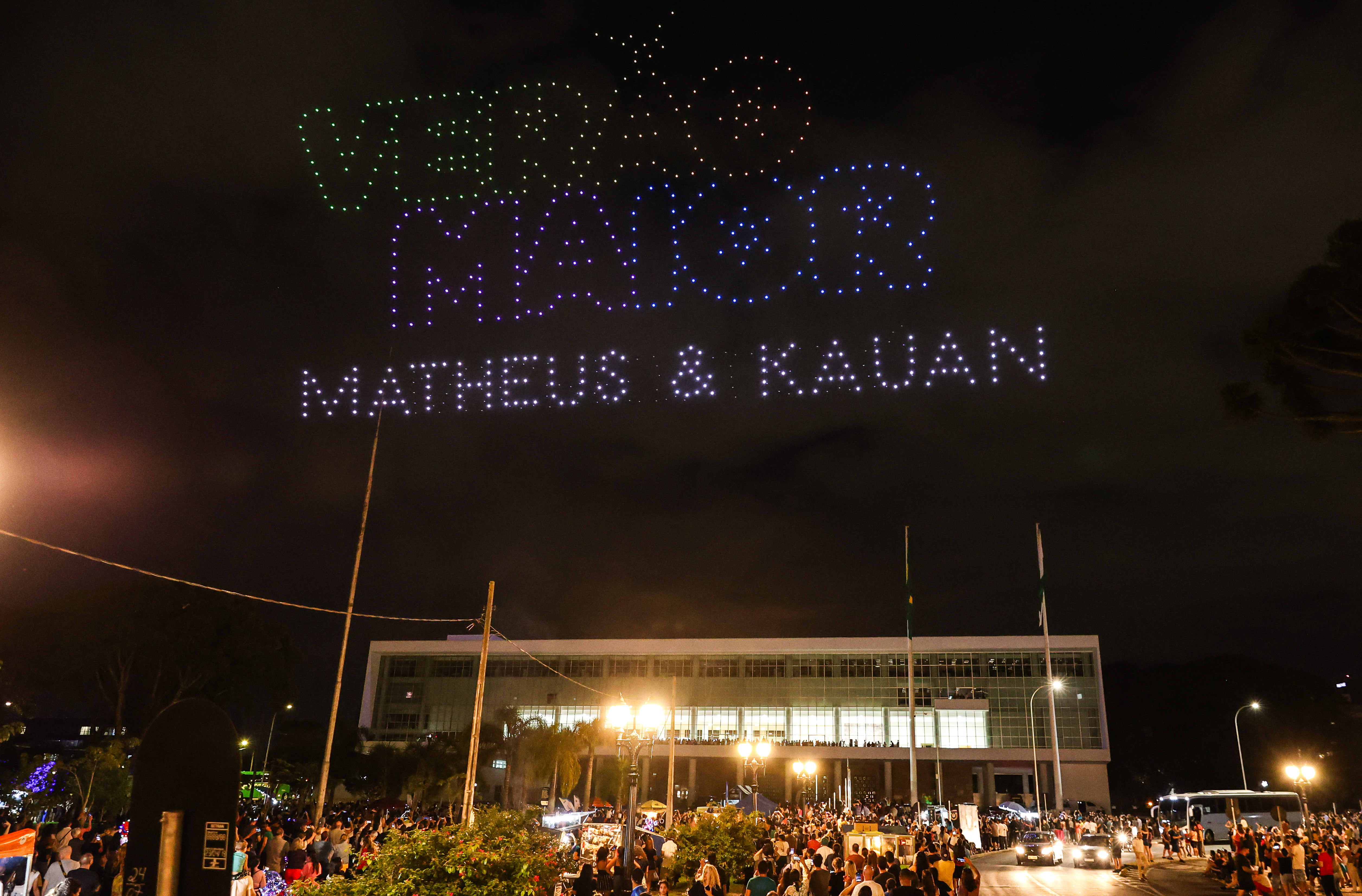 Com o céu iluminado por mais de 600 drones, o Governo do Estado deu o pontapé inicial para a maior edição da história do Verão Maior Paraná.. A cerimônia de lançamento, que aconteceu nesta quarta-feira (27), contou com a presença do governador Carlos Massa Ratinho Junior.