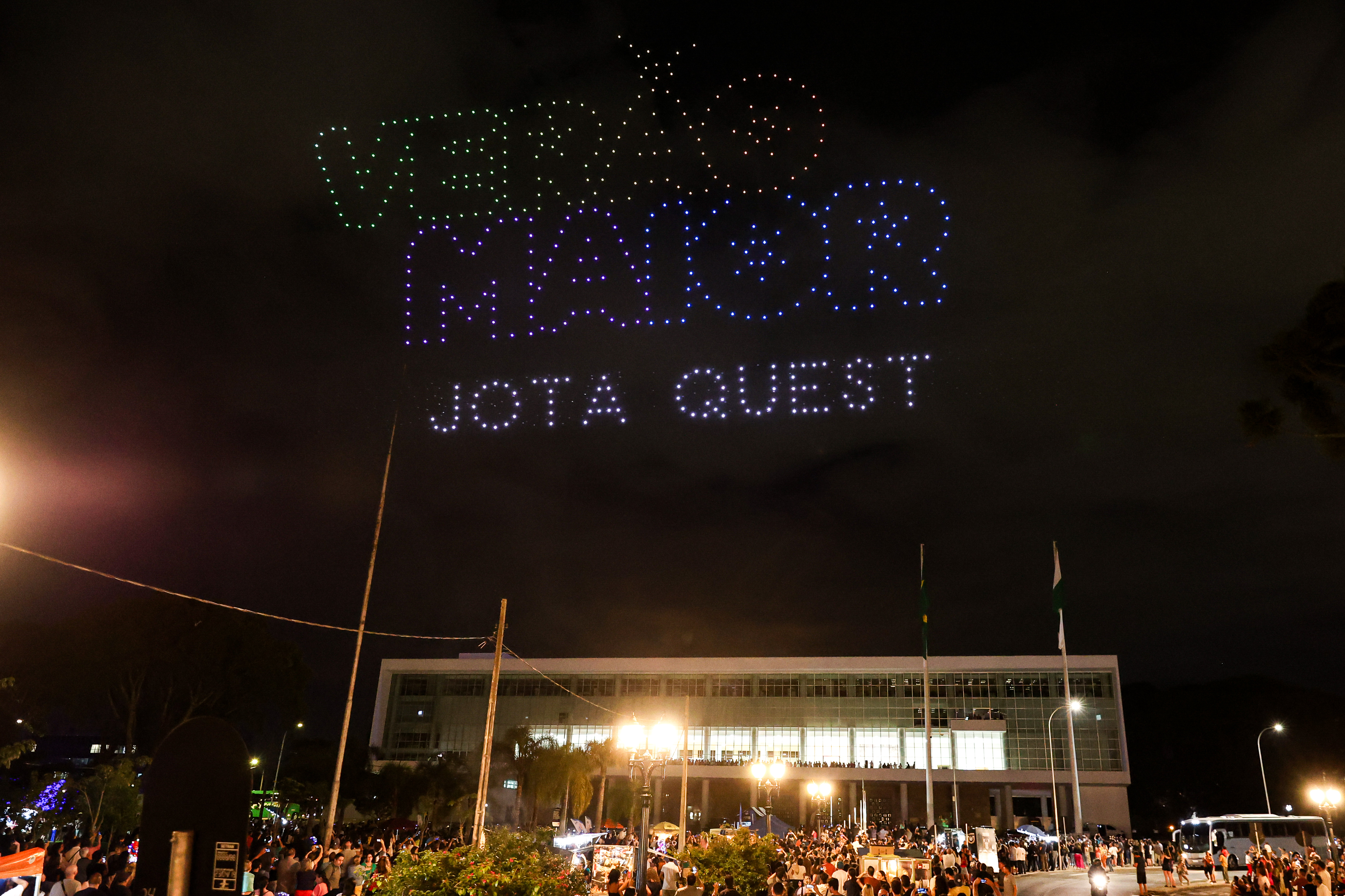 Com o céu iluminado por mais de 600 drones, o Governo do Estado deu o pontapé inicial para a maior edição da história do Verão Maior Paraná.. A cerimônia de lançamento, que aconteceu nesta quarta-feira (27), contou com a presença do governador Carlos Massa Ratinho Junior.