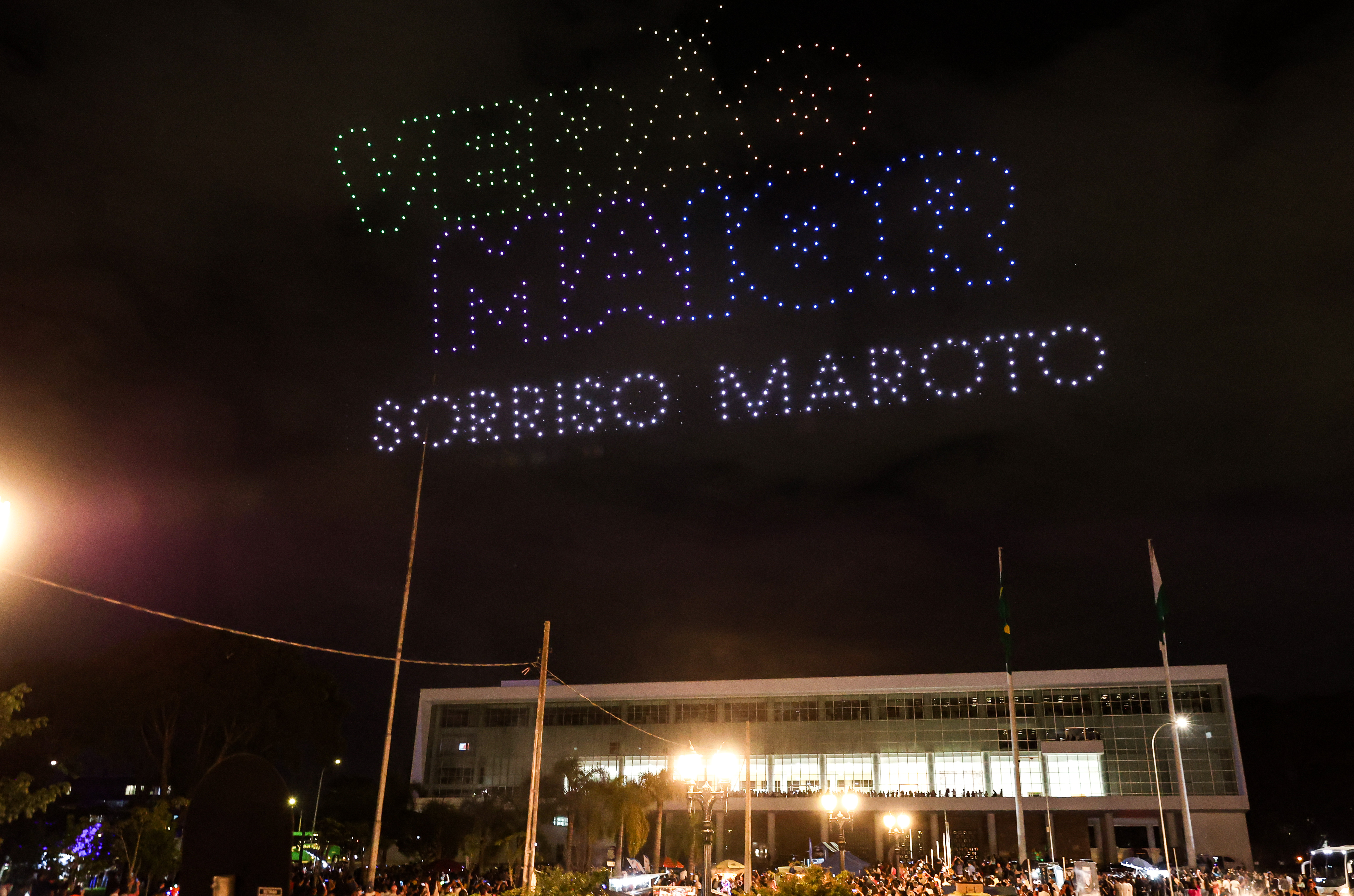 Com o céu iluminado por mais de 600 drones, o Governo do Estado deu o pontapé inicial para a maior edição da história do Verão Maior Paraná.. A cerimônia de lançamento, que aconteceu nesta quarta-feira (27), contou com a presença do governador Carlos Massa Ratinho Junior.