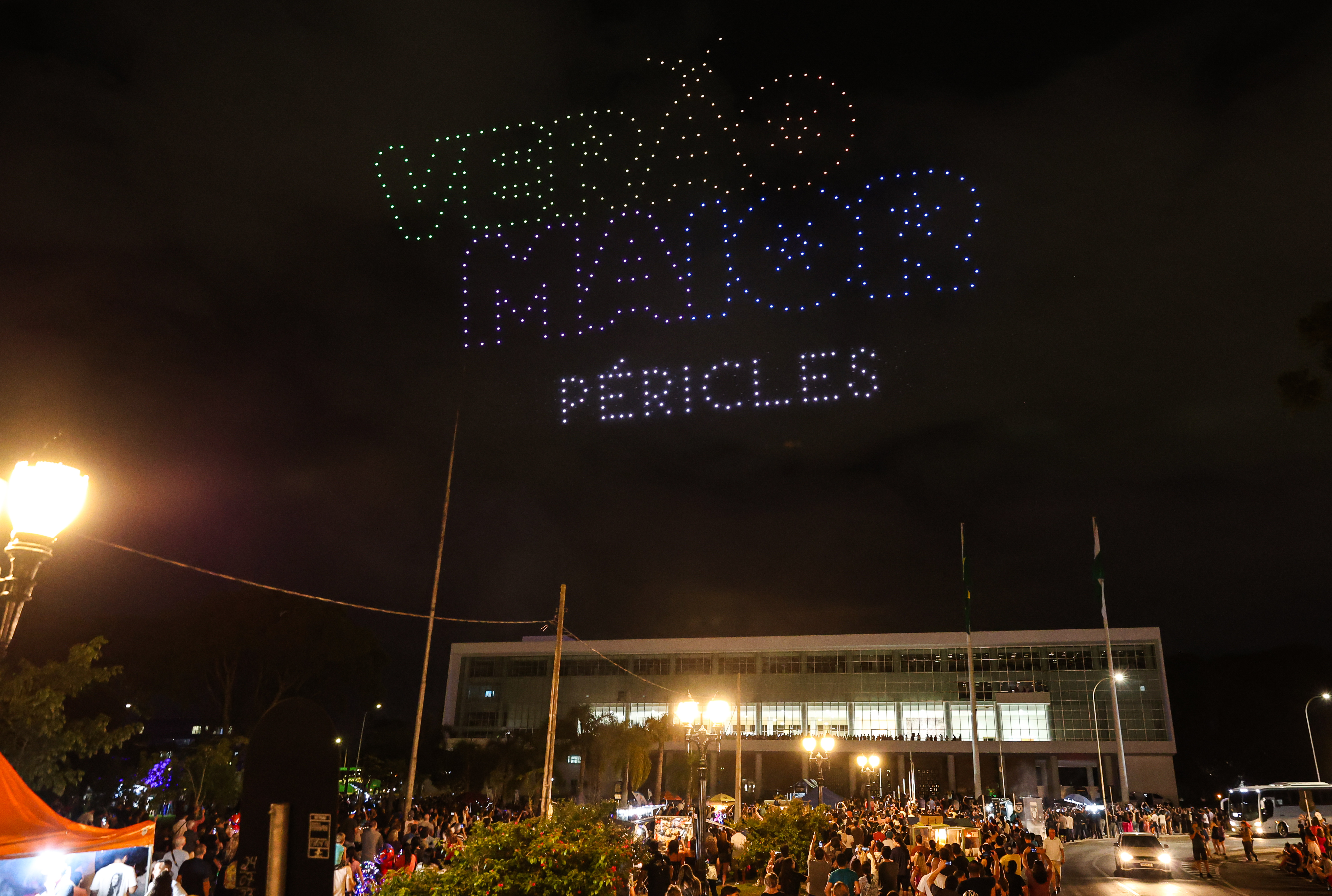 Com o céu iluminado por mais de 600 drones, o Governo do Estado deu o pontapé inicial para a maior edição da história do Verão Maior Paraná.. A cerimônia de lançamento, que aconteceu nesta quarta-feira (27), contou com a presença do governador Carlos Massa Ratinho Junior.