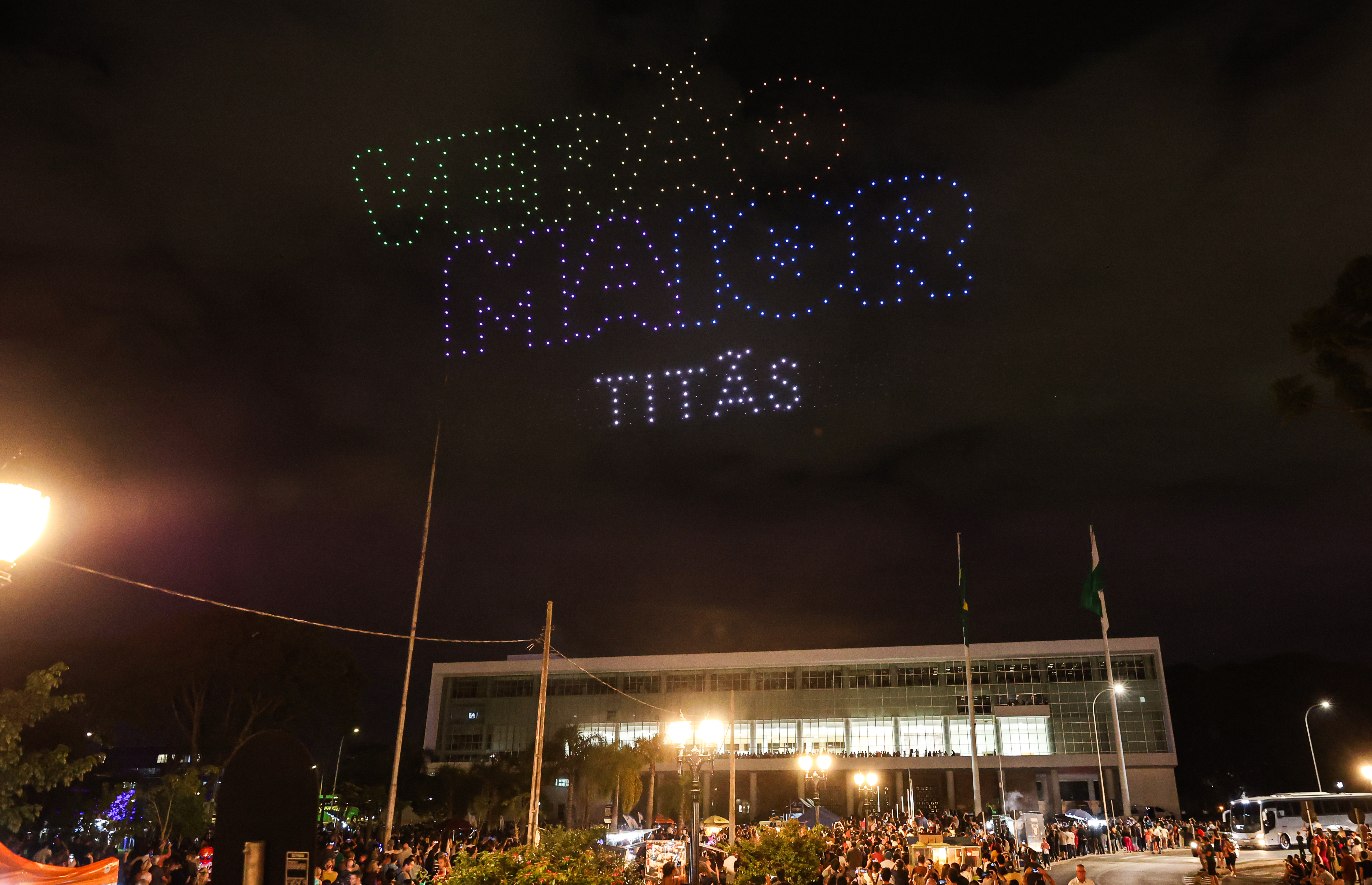 Com o céu iluminado por mais de 600 drones, o Governo do Estado deu o pontapé inicial para a maior edição da história do Verão Maior Paraná.. A cerimônia de lançamento, que aconteceu nesta quarta-feira (27), contou com a presença do governador Carlos Massa Ratinho Junior.