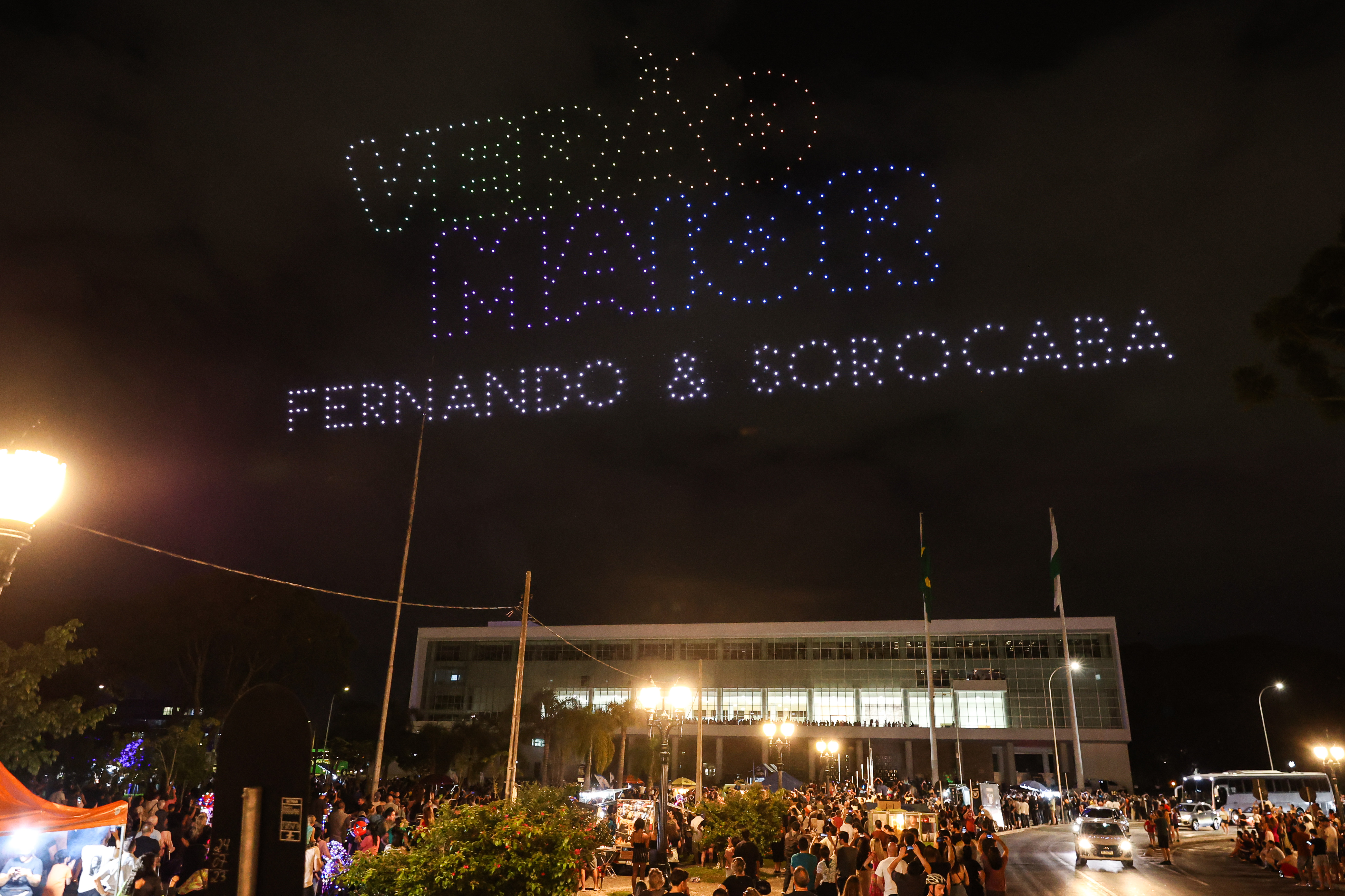 Com o céu iluminado por mais de 600 drones, o Governo do Estado deu o pontapé inicial para a maior edição da história do Verão Maior Paraná.. A cerimônia de lançamento, que aconteceu nesta quarta-feira (27), contou com a presença do governador Carlos Massa Ratinho Junior.