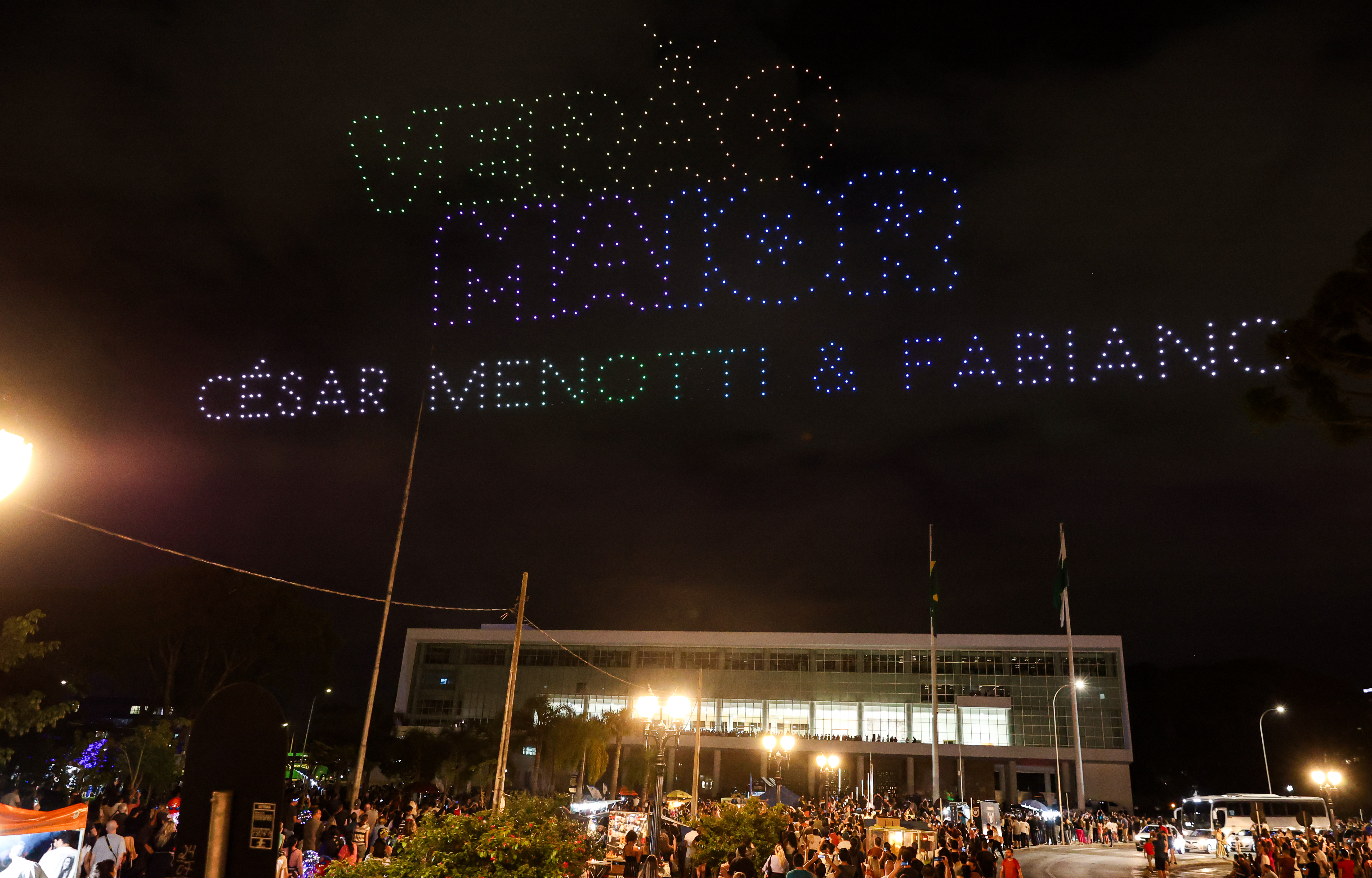 Com o céu iluminado por mais de 600 drones, o Governo do Estado deu o pontapé inicial para a maior edição da história do Verão Maior Paraná.. A cerimônia de lançamento, que aconteceu nesta quarta-feira (27), contou com a presença do governador Carlos Massa Ratinho Junior.