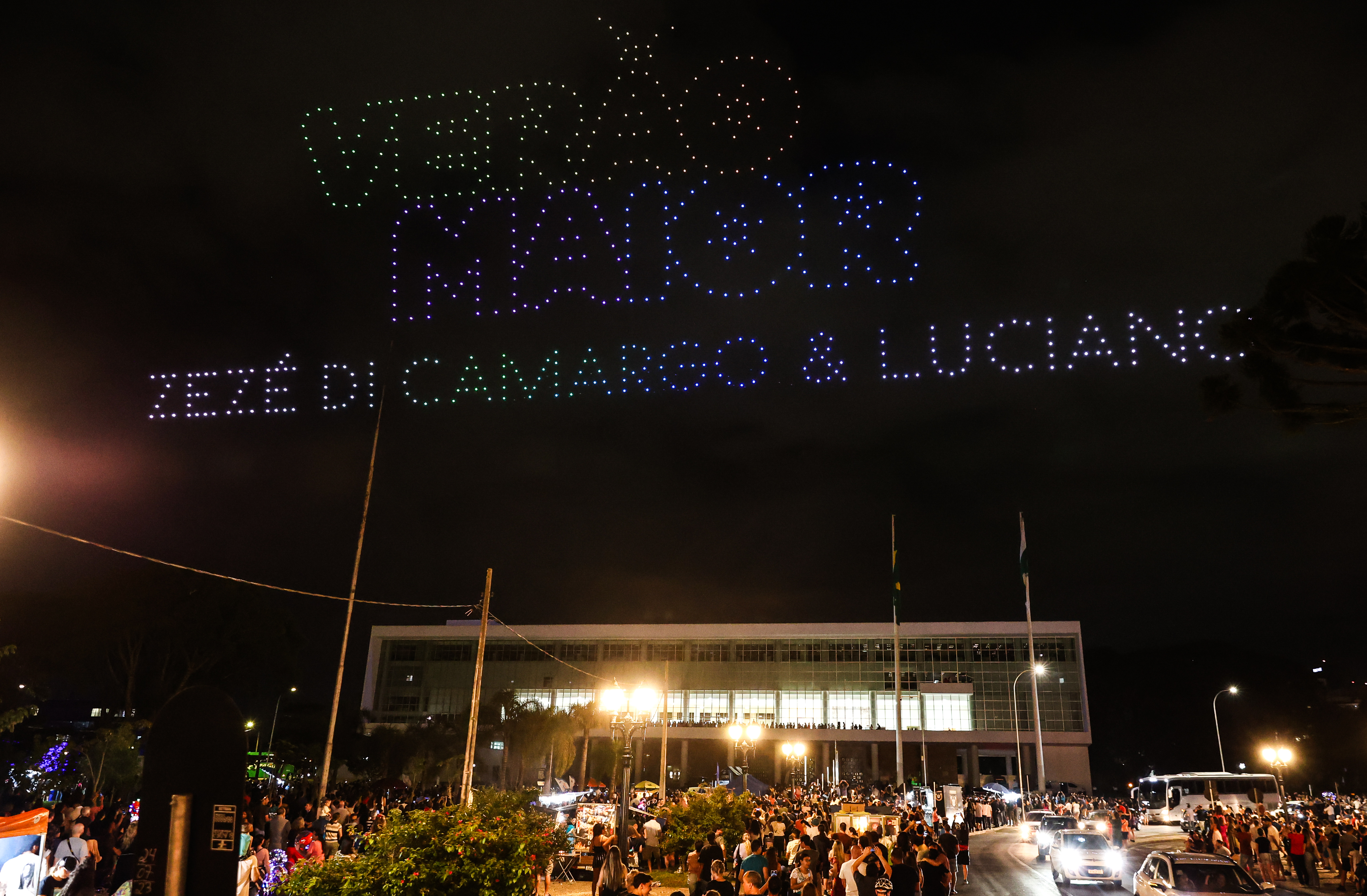 Com o céu iluminado por mais de 600 drones, o Governo do Estado deu o pontapé inicial para a maior edição da história do Verão Maior Paraná.. A cerimônia de lançamento, que aconteceu nesta quarta-feira (27), contou com a presença do governador Carlos Massa Ratinho Junior.