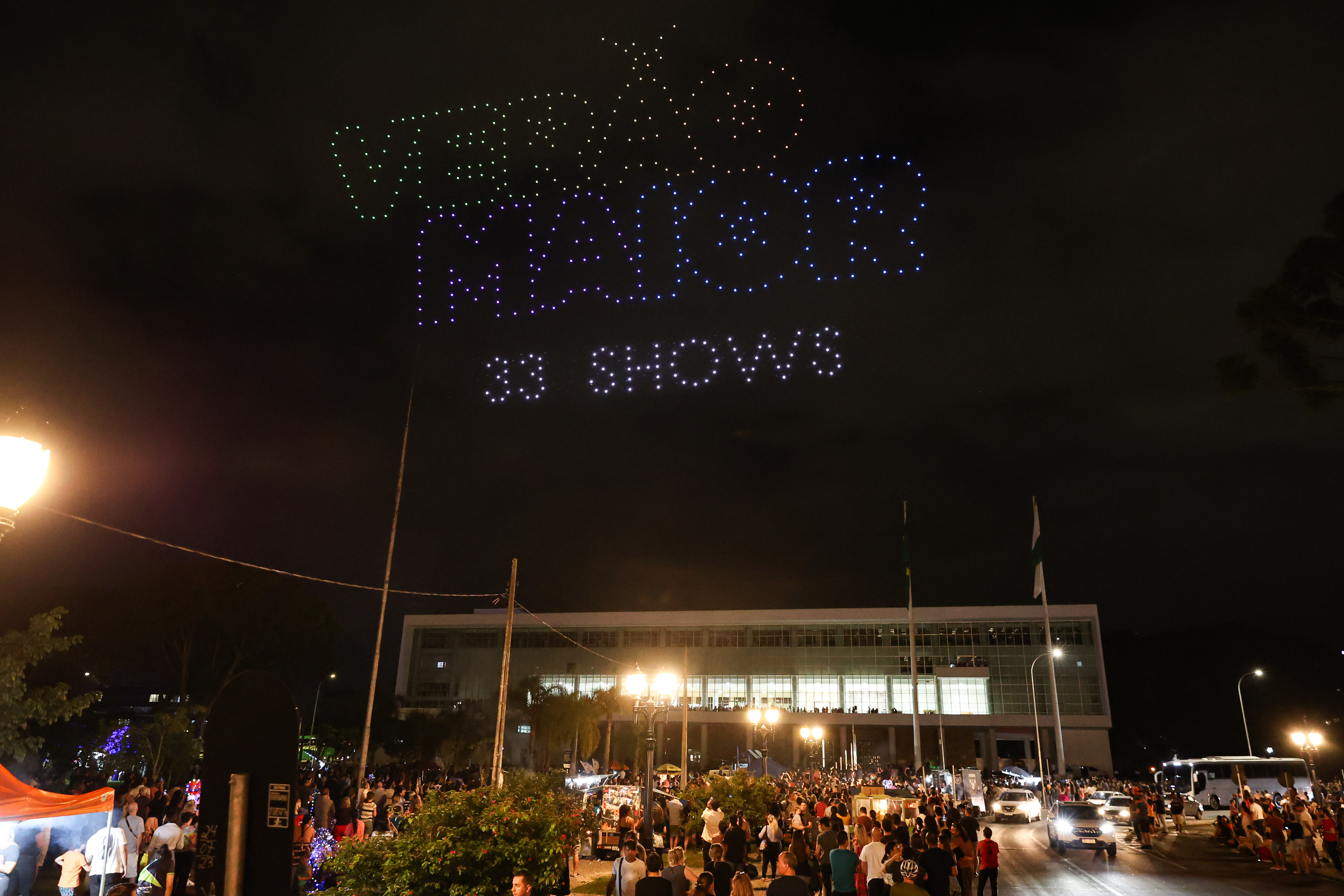 Com o céu iluminado por mais de 600 drones, o Governo do Estado deu o pontapé inicial para a maior edição da história do Verão Maior Paraná.. A cerimônia de lançamento, que aconteceu nesta quarta-feira (27), contou com a presença do governador Carlos Massa Ratinho Junior.
