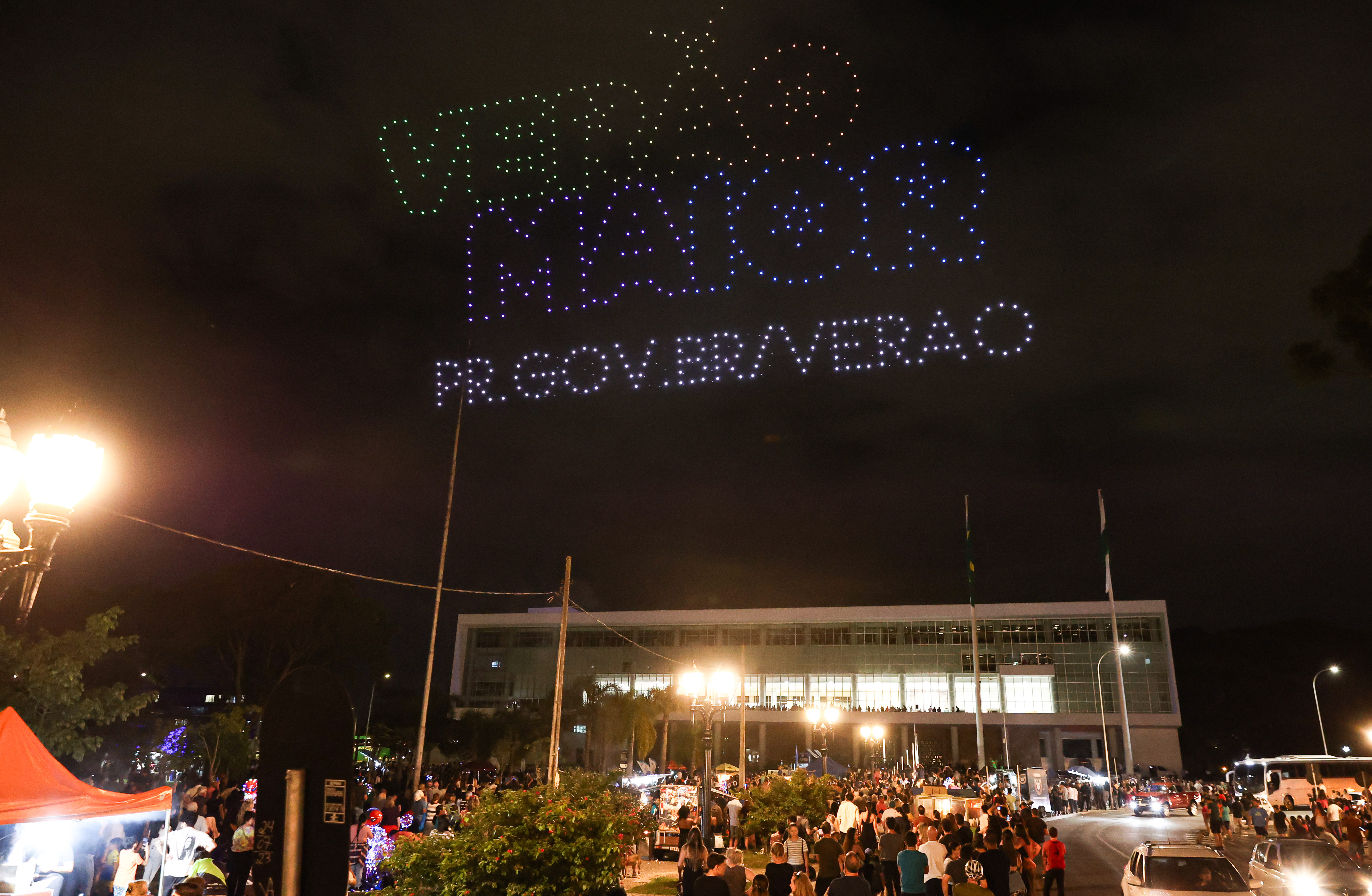 Com o céu iluminado por mais de 600 drones, o Governo do Estado deu o pontapé inicial para a maior edição da história do Verão Maior Paraná.. A cerimônia de lançamento, que aconteceu nesta quarta-feira (27), contou com a presença do governador Carlos Massa Ratinho Junior.