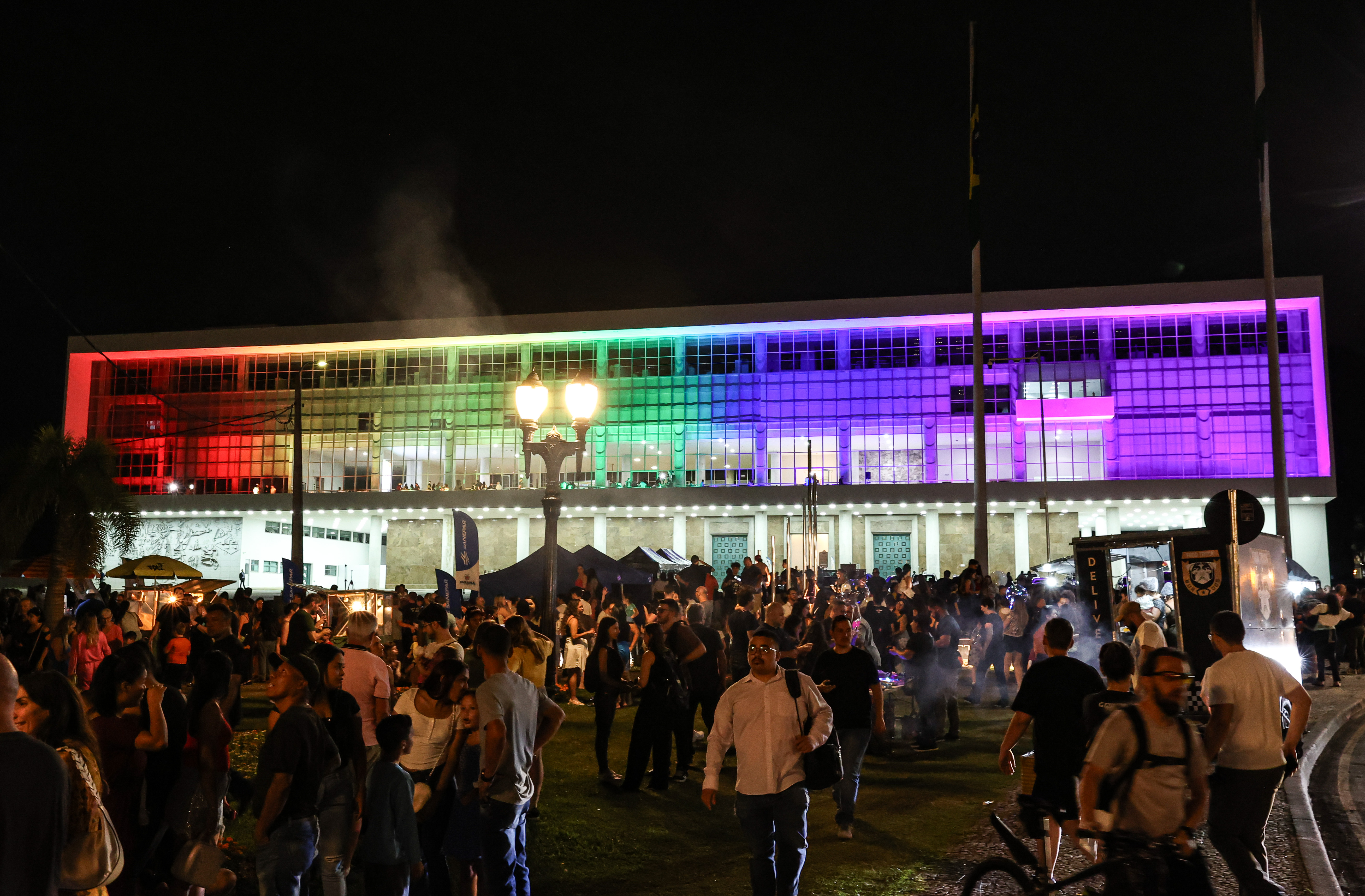 Com o céu iluminado por mais de 600 drones, o Governo do Estado deu o pontapé inicial para a maior edição da história do Verão Maior Paraná.. A cerimônia de lançamento, que aconteceu nesta quarta-feira (27), contou com a presença do governador Carlos Massa Ratinho Junior.